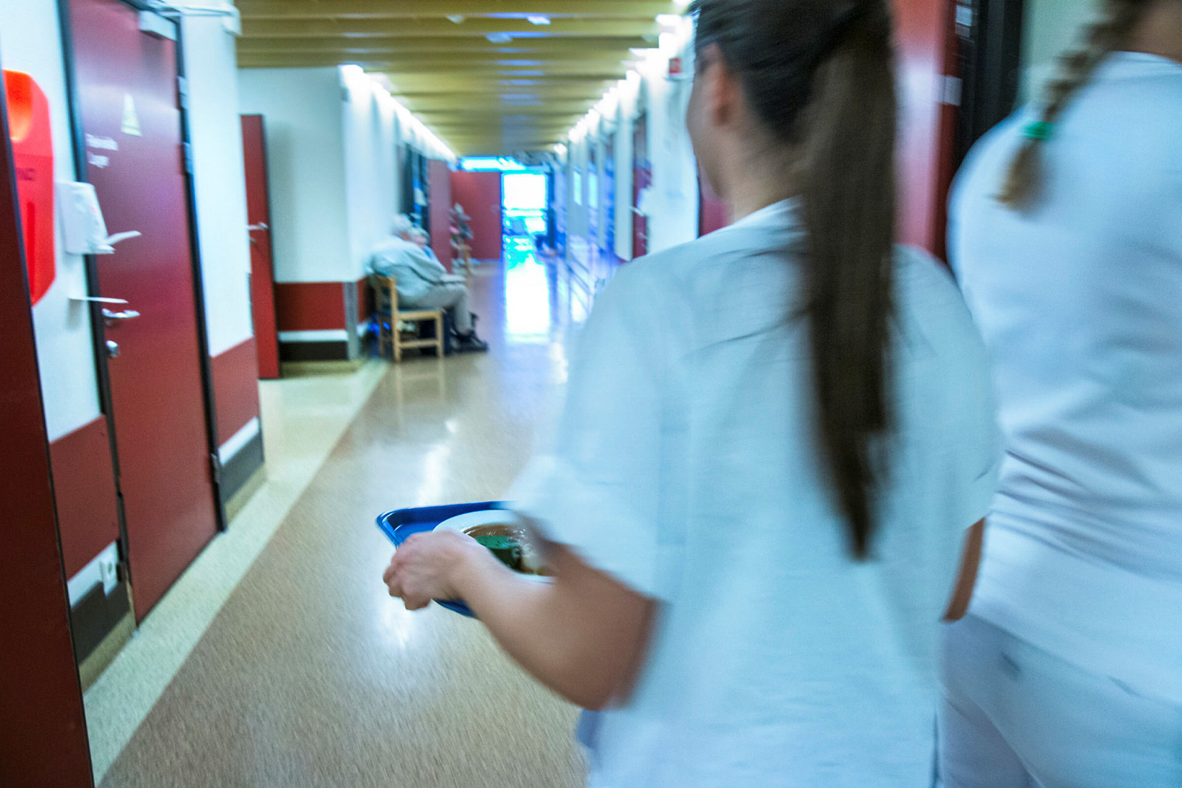 Sykepleier i korridor