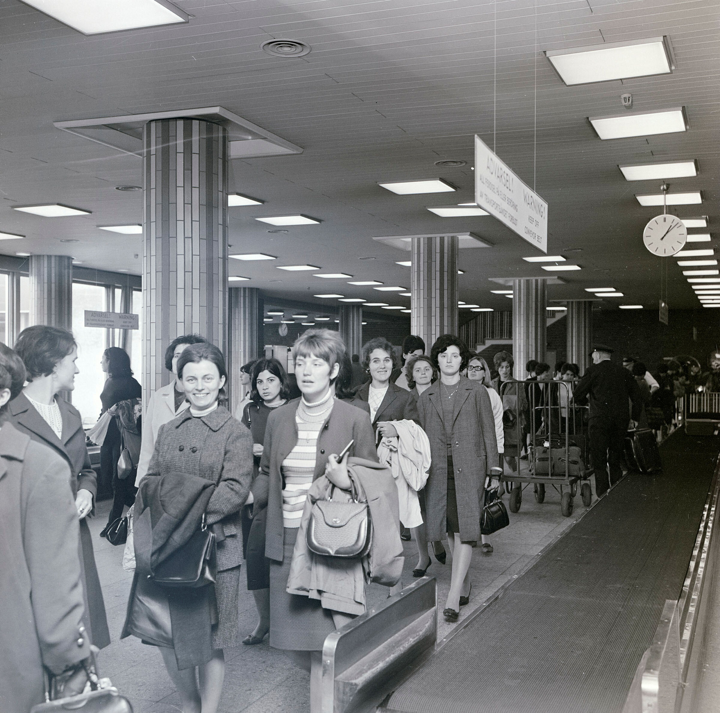 Jugoslaviske sykepleiere ankommer Fornebu 6. juni 1967.