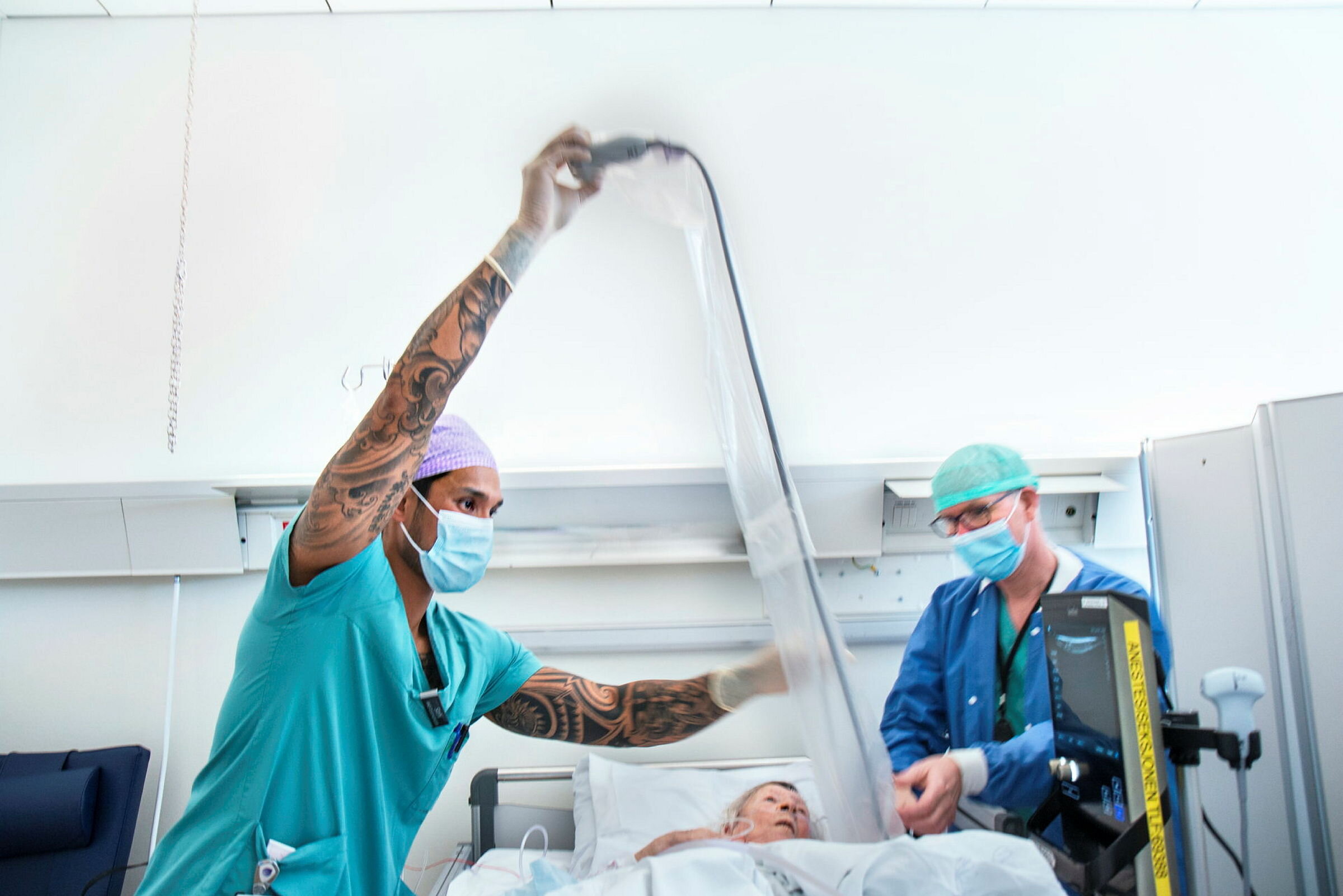 Anestesi, Ahus, ortopedisk seksjon, ultralydveiledet nerveblokade.Anestesisykepleier Sitthi Bredesen t.v. og fagansvarlig anestesisykepleier Rune Sollien. Pasient Solveig Dahlberg (90)