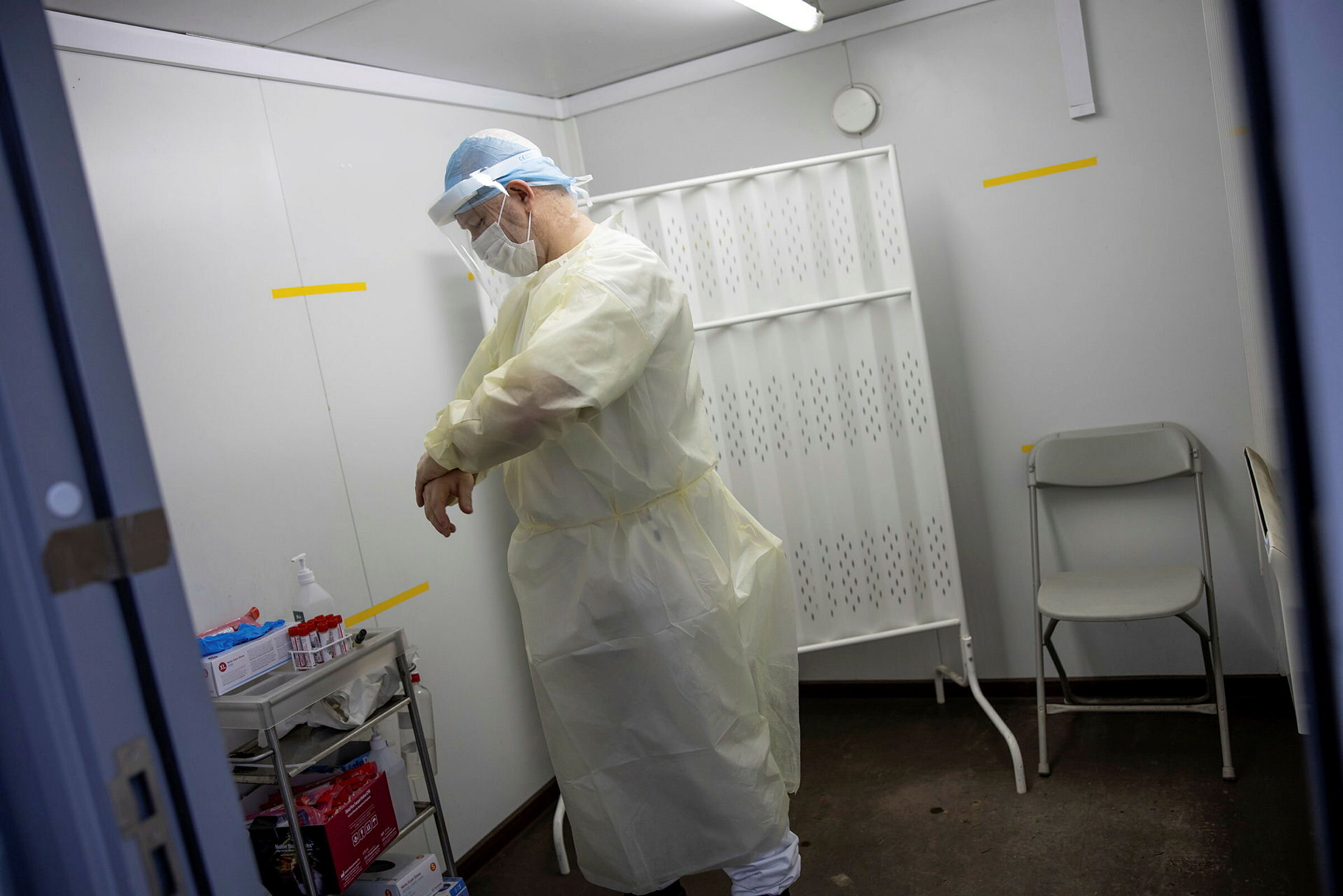 Korona, pandemi, smittevern Bildet viser sykepleier i smittevernutstyr.