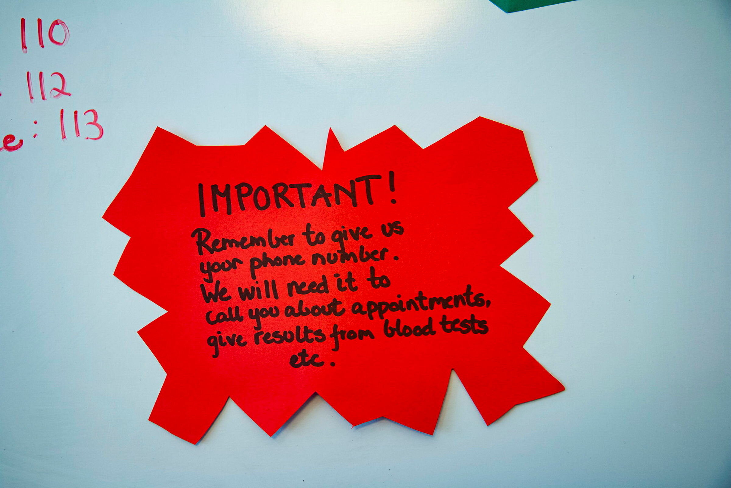 Lapp med teksten: IMPORTANT: Remember to give us your phone number. We will need it to call you about appointments, give result from blood tests etc.