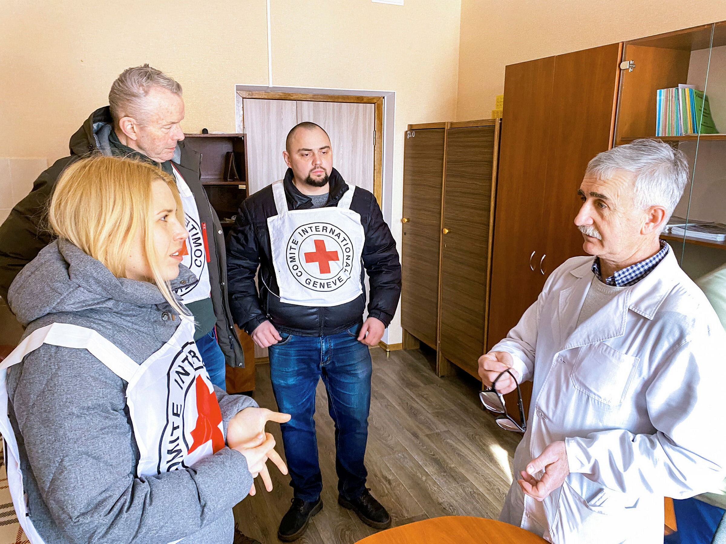 Åge Wiberg Bøyum (nr. 2 fra venstre) på oppdrag for Røde Kors (ICRC) i UkrainaTil høyre: Ihor Yakovyck Gladun, kirurg ved sykehuset i Novomykolaivka