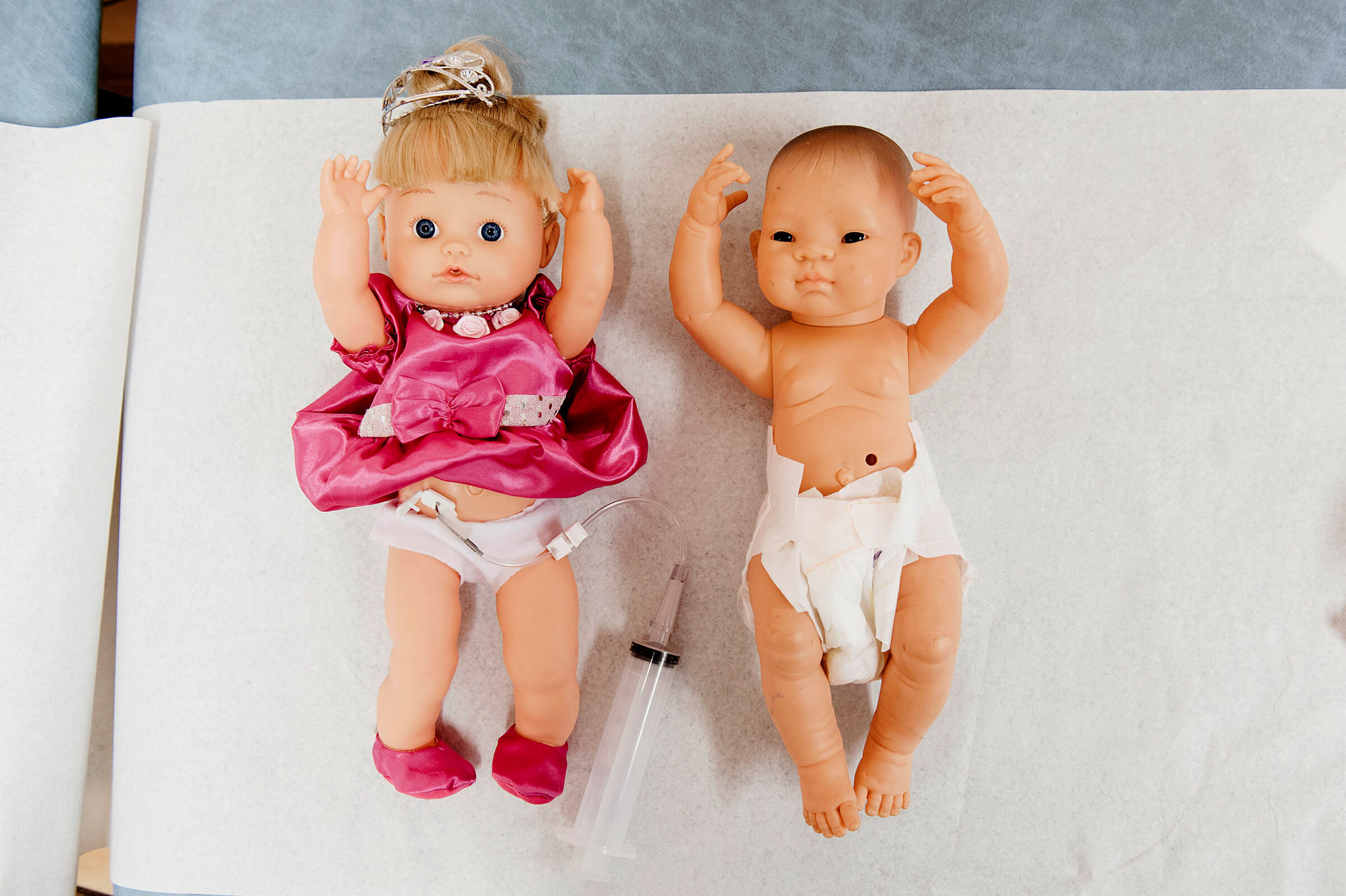 Bildet viser to dukker med stomi, som brukes til å veilede barn som trenger stomi.