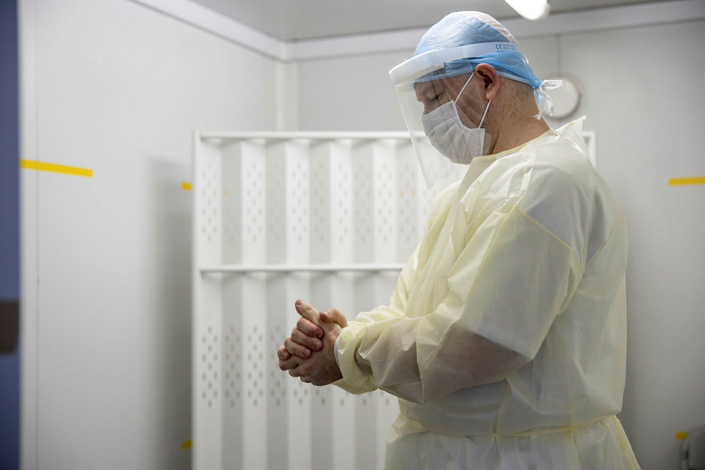 Bildet viser testpersonell på teststasjon for korona.