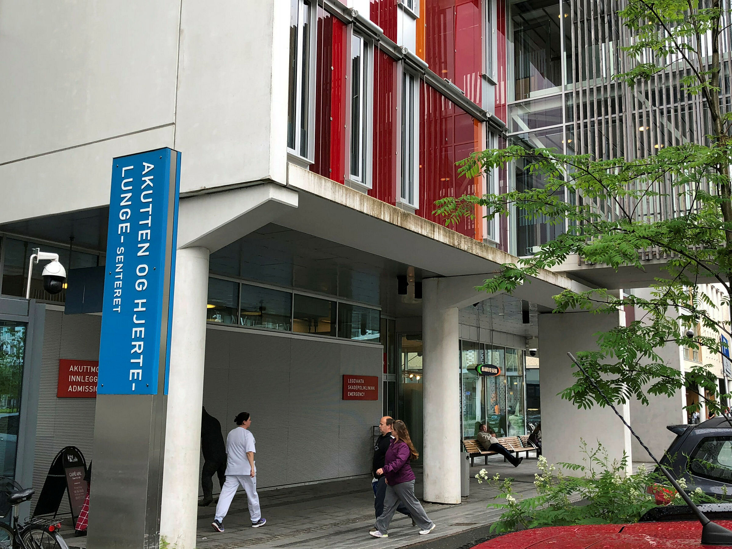 Bildet viser inngangspartiet til akutten og hjerte-lungesenteret på St. Olavs hospital i Trondheim