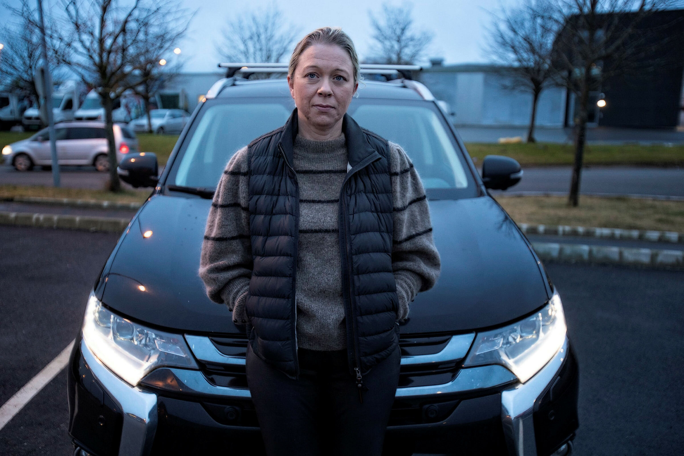 Operasjonssykepleier Line Hatleskog foran bilen