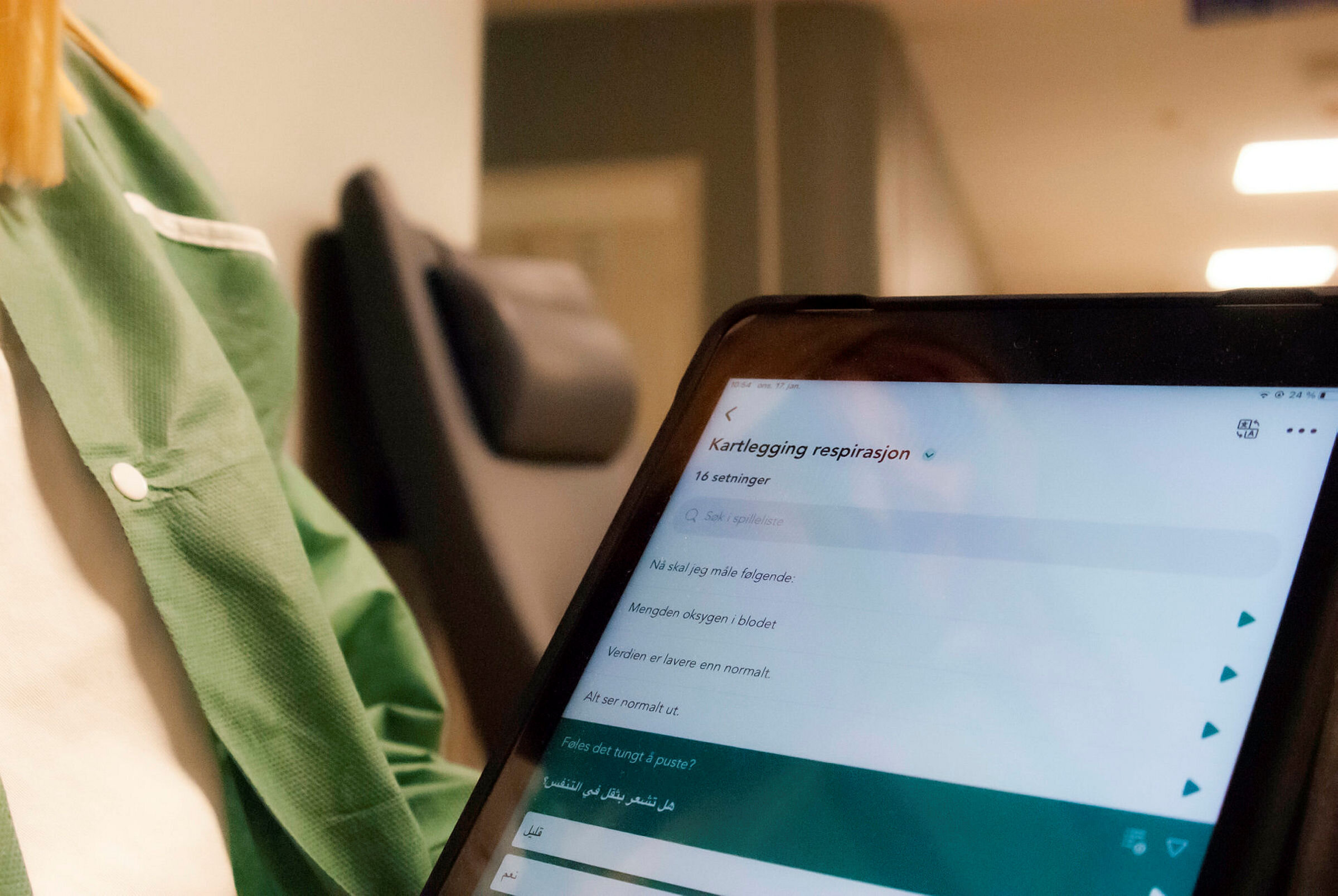 Fagsykepleier Sandra Røksness bruker appen Care to Translate