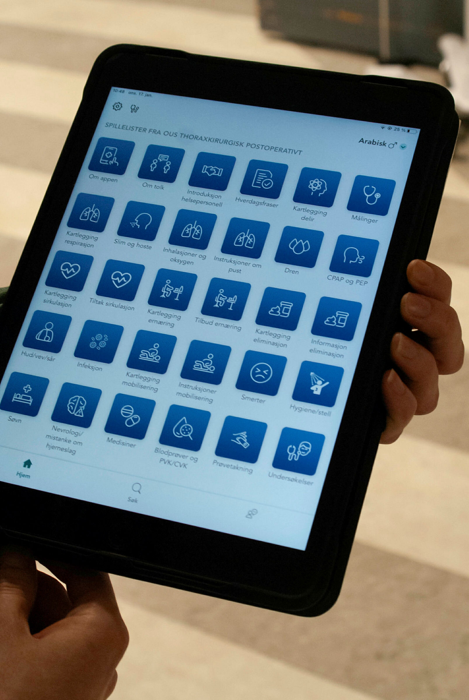 Fagsykepleier Sandra Røksness bruker appen Care to Translate