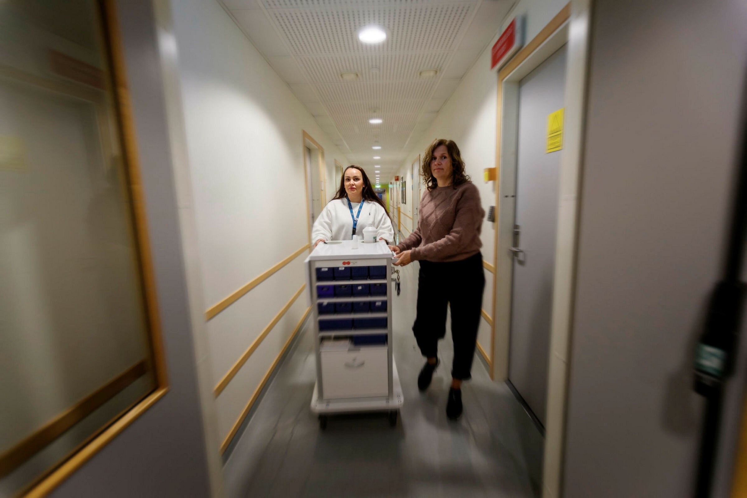 Stine Svimbil og Inger Kittilsen, sykepleiere ved Sola dps