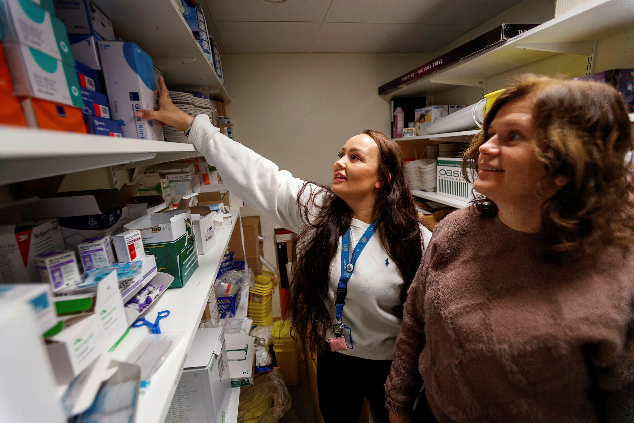 Stine Svimbil og Inger Kittilsen, sykepleiere ved Sola dps