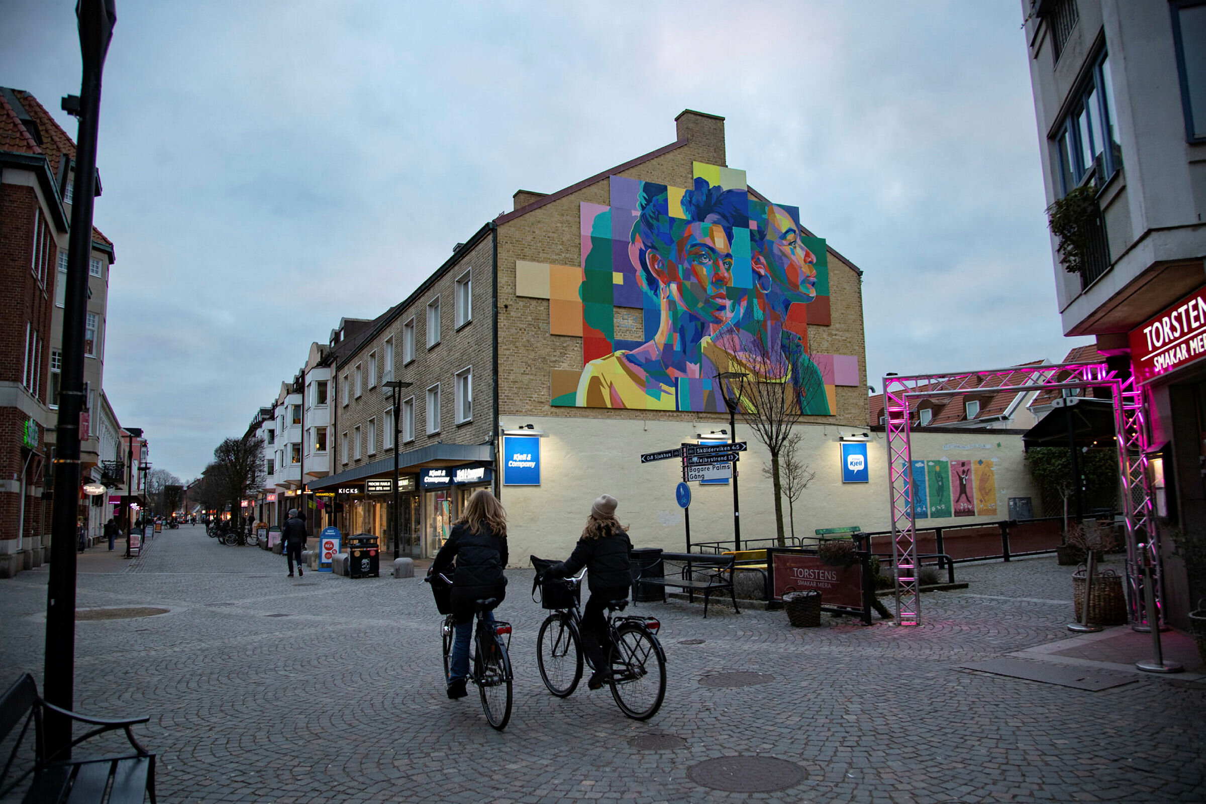 Bildet viser en gate i småbyen Ängelholm i Skåne i Sverige