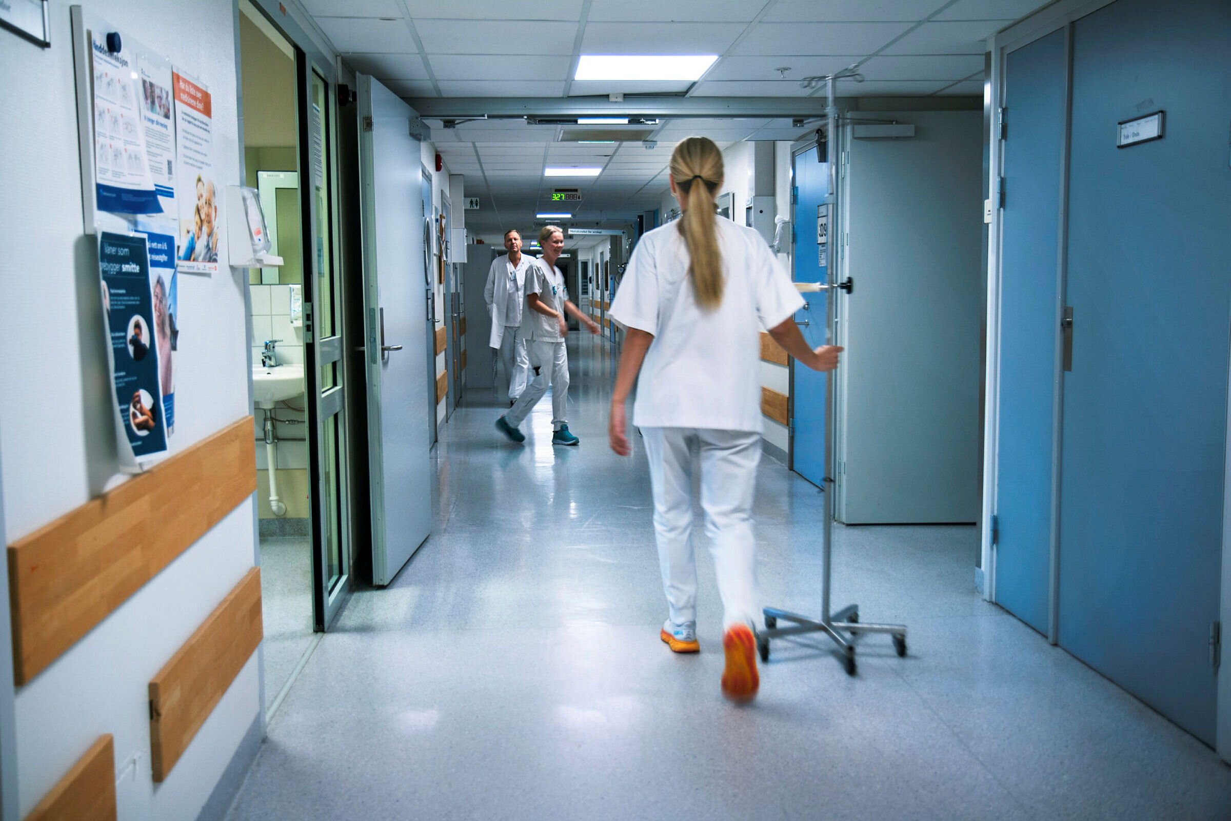 Sykepleier i korridor