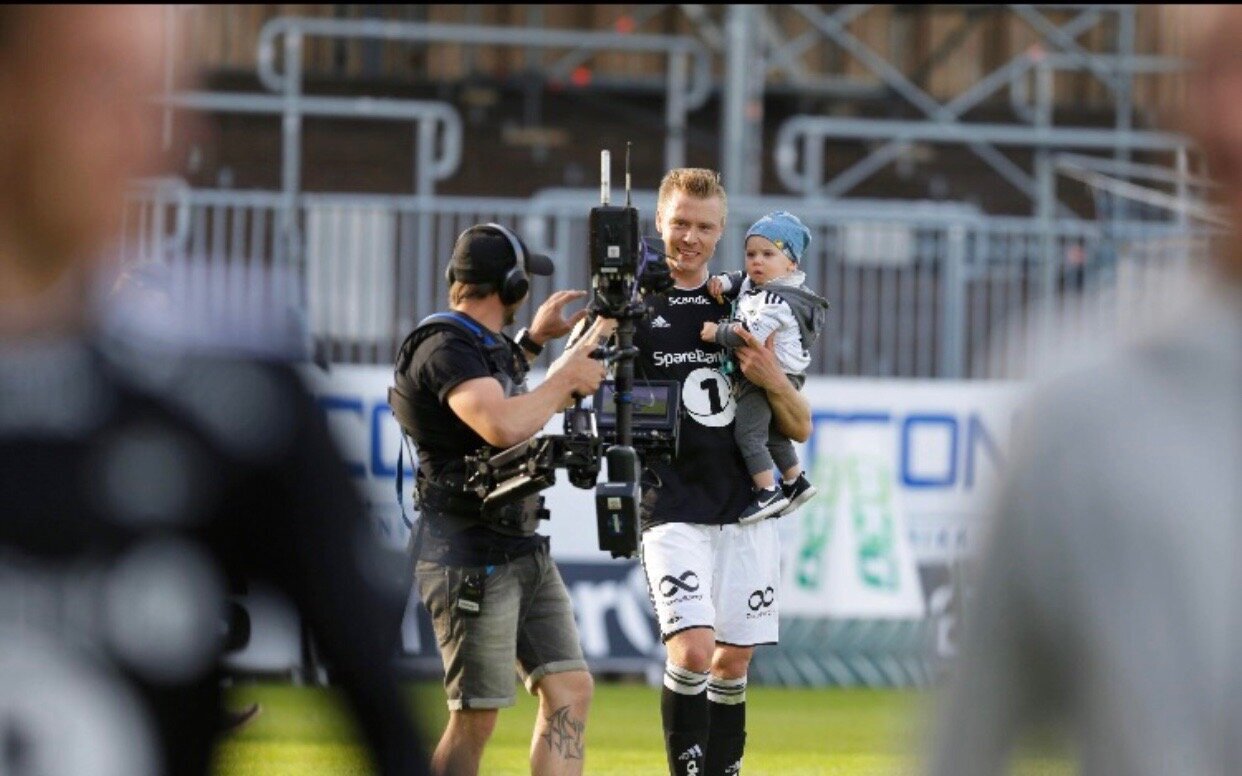 Bildet viser Alexander Søderlund med sønnen