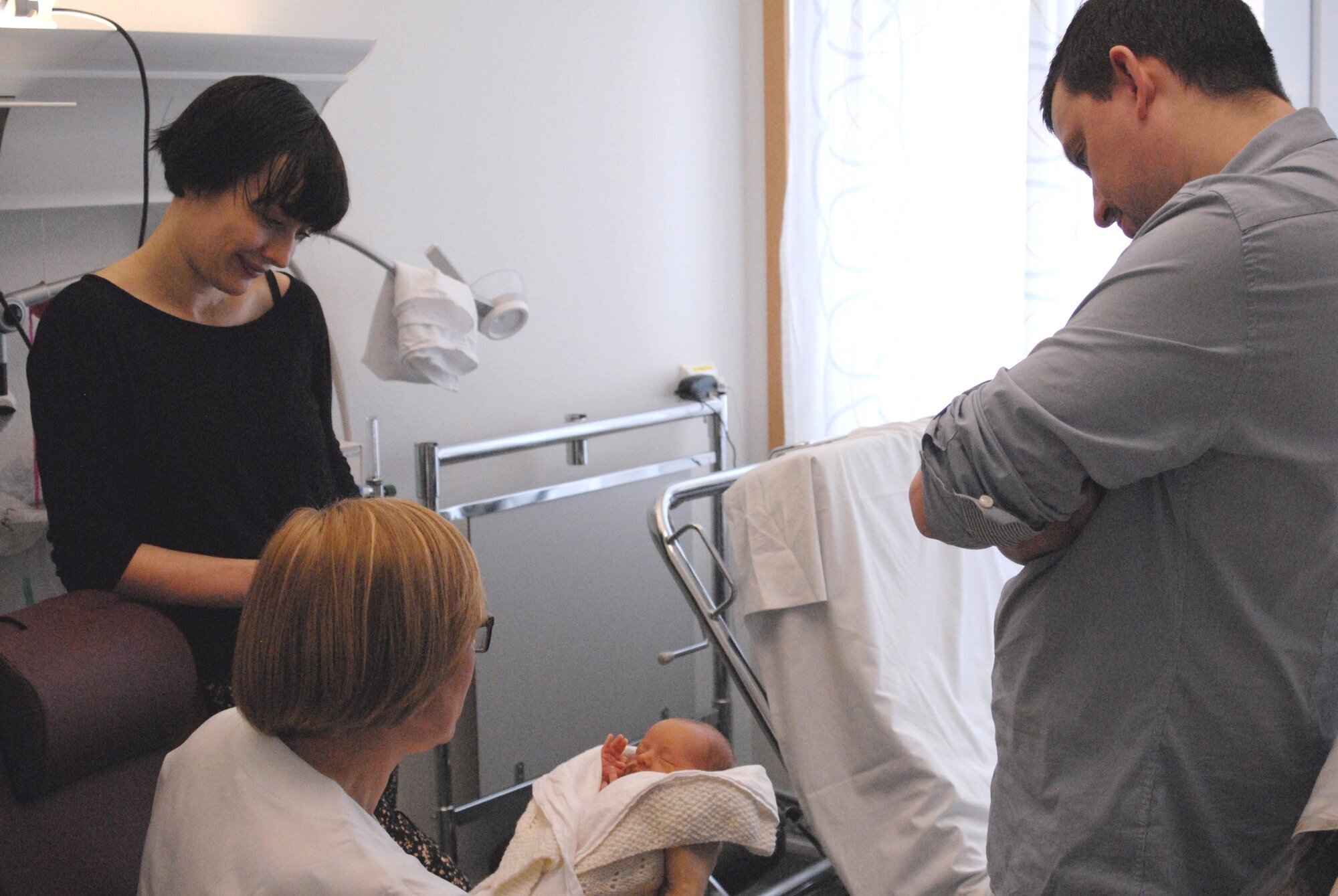 Bildet viser lille Oscar omgitt av (f.v.) mamma Vilde Fjeldheim Wold, spesialsykepleier Inger Kopland og pappa Alexander Perez.