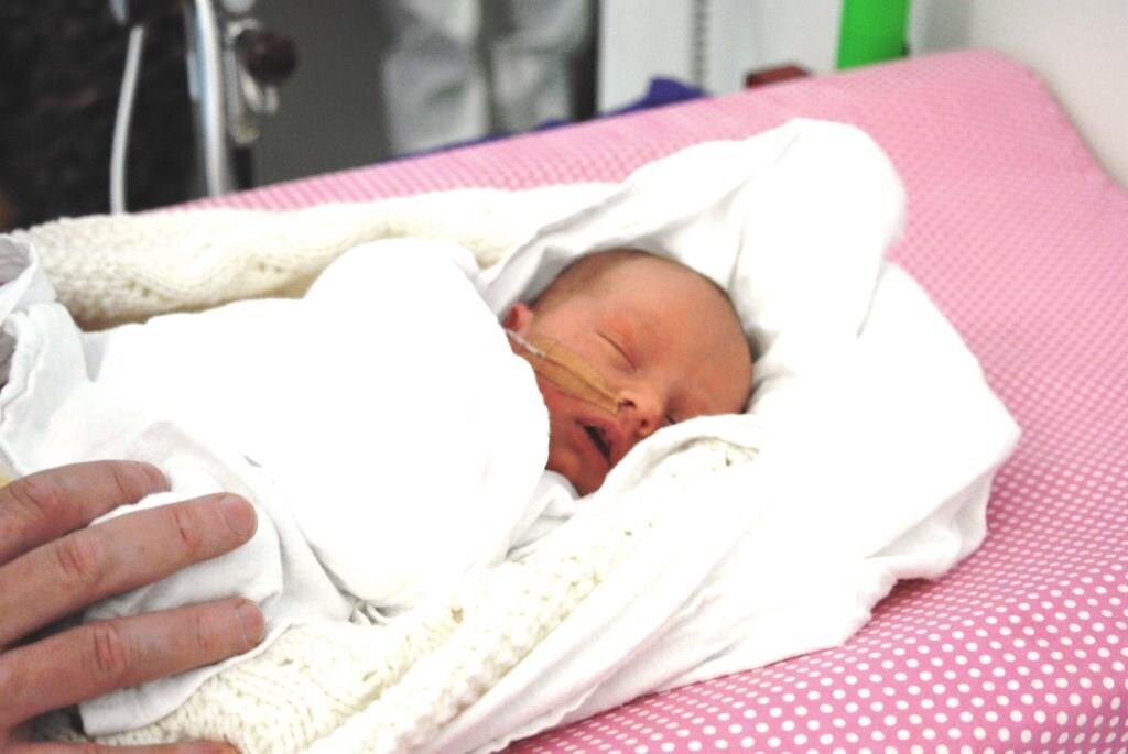 Bildet viser nyfødte Oscar på Universitetssykehuset i Nord-Norge.