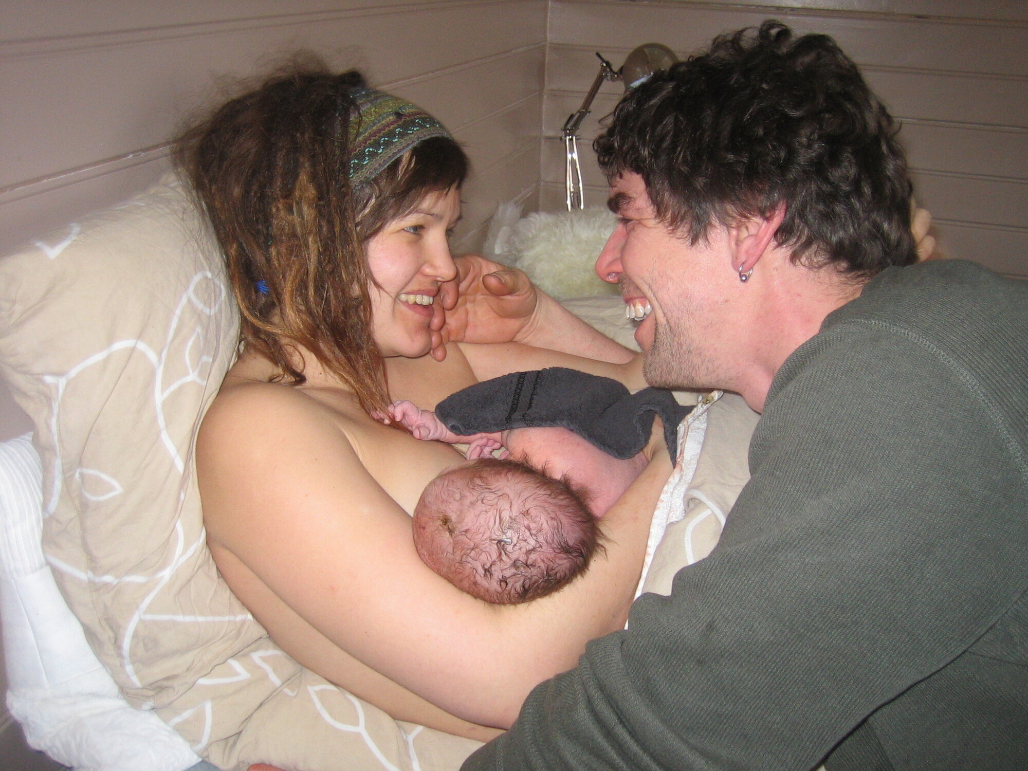 Bildet viser mor, far og nyfødt barn.