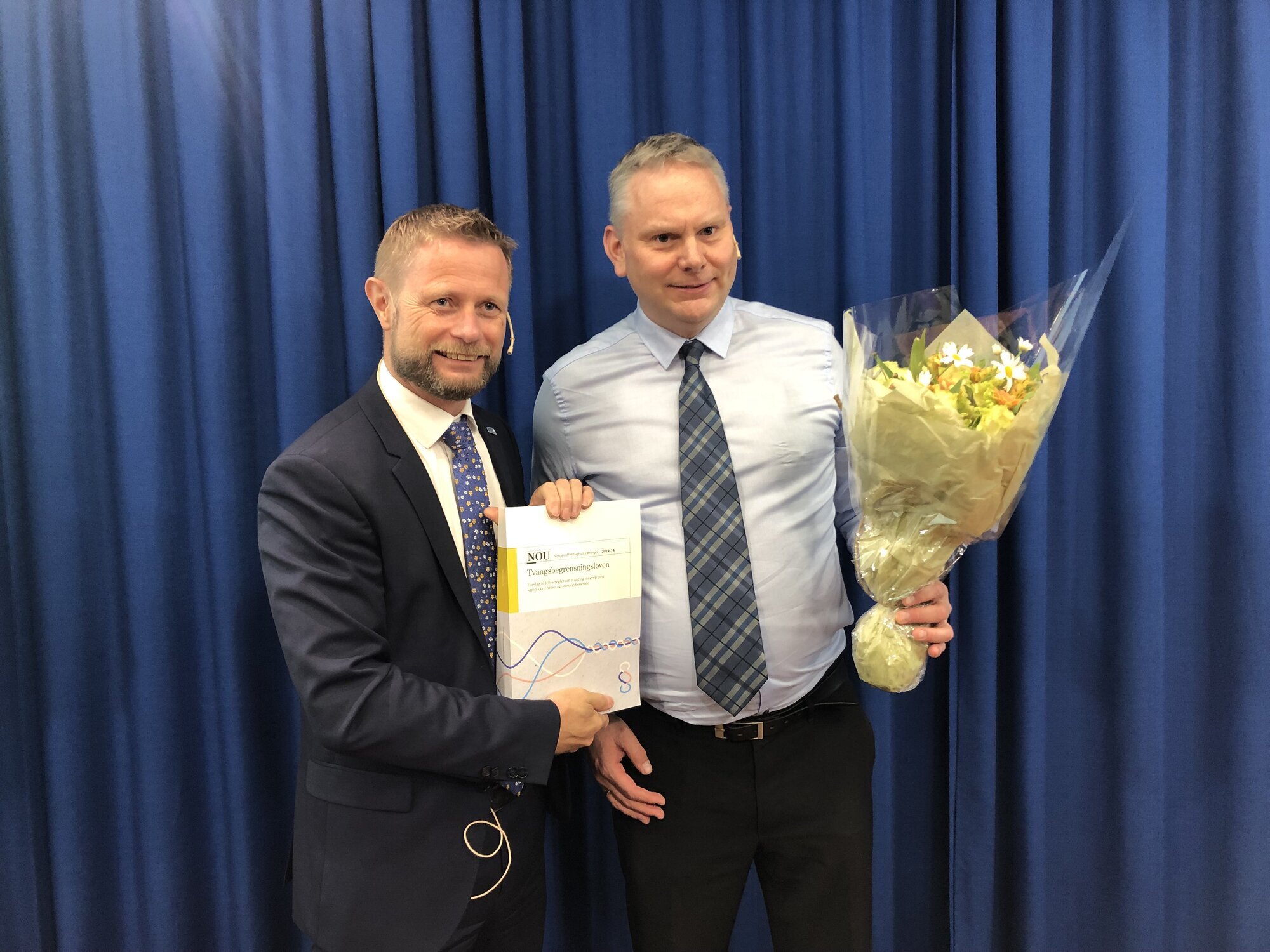 TUNG RAPPORT: Helseminister Bent Høie (H)&nbsp;mottok&nbsp;rapporten&nbsp;med 17 kapitler og 157 paragrafer fordelt over drøye 800 sider fra utvalgsleder Bjørn Henning Østenstad (til høyre).