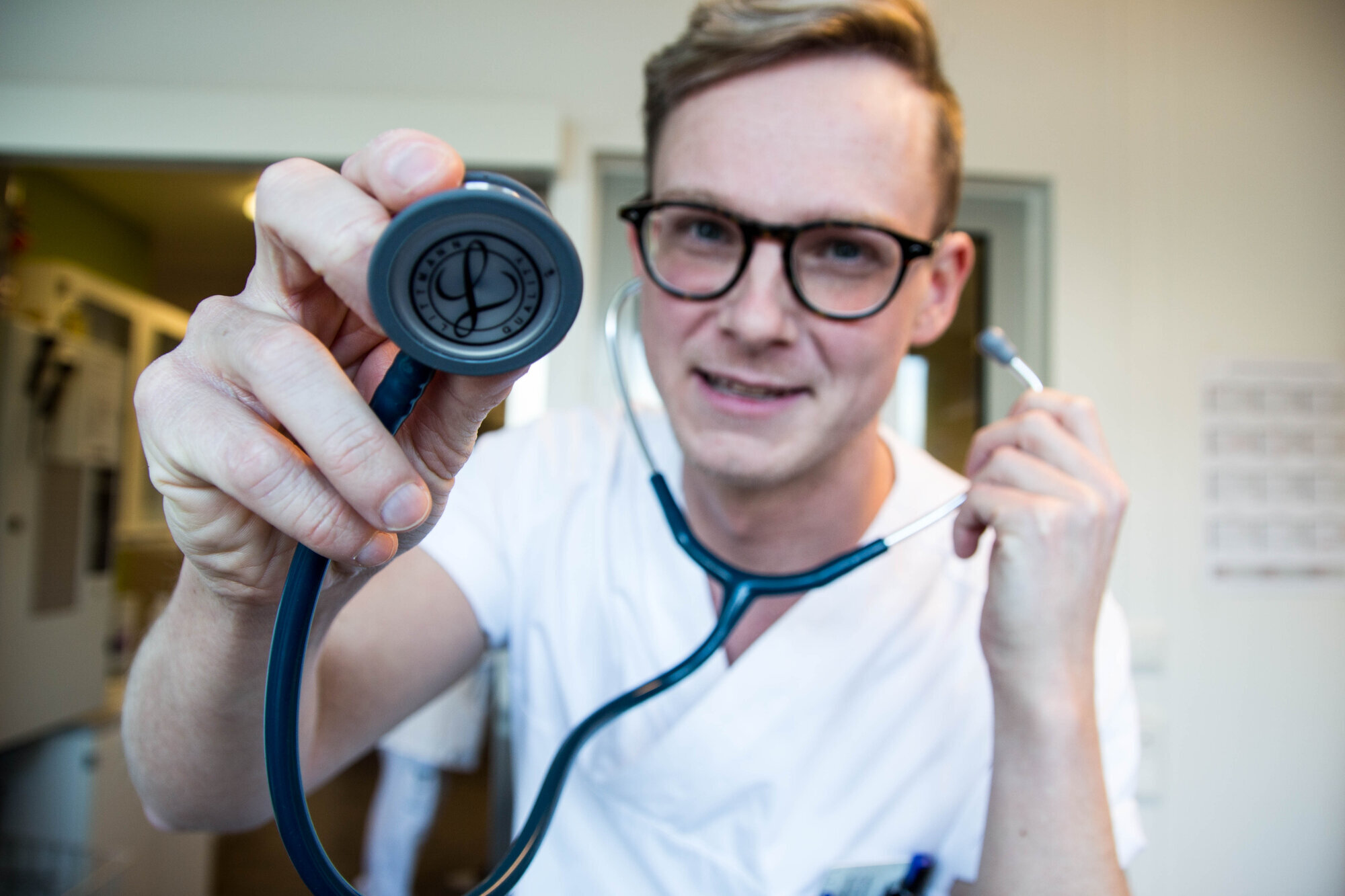 Bildet viser Jarl Robert Wexhall med stetoskop.