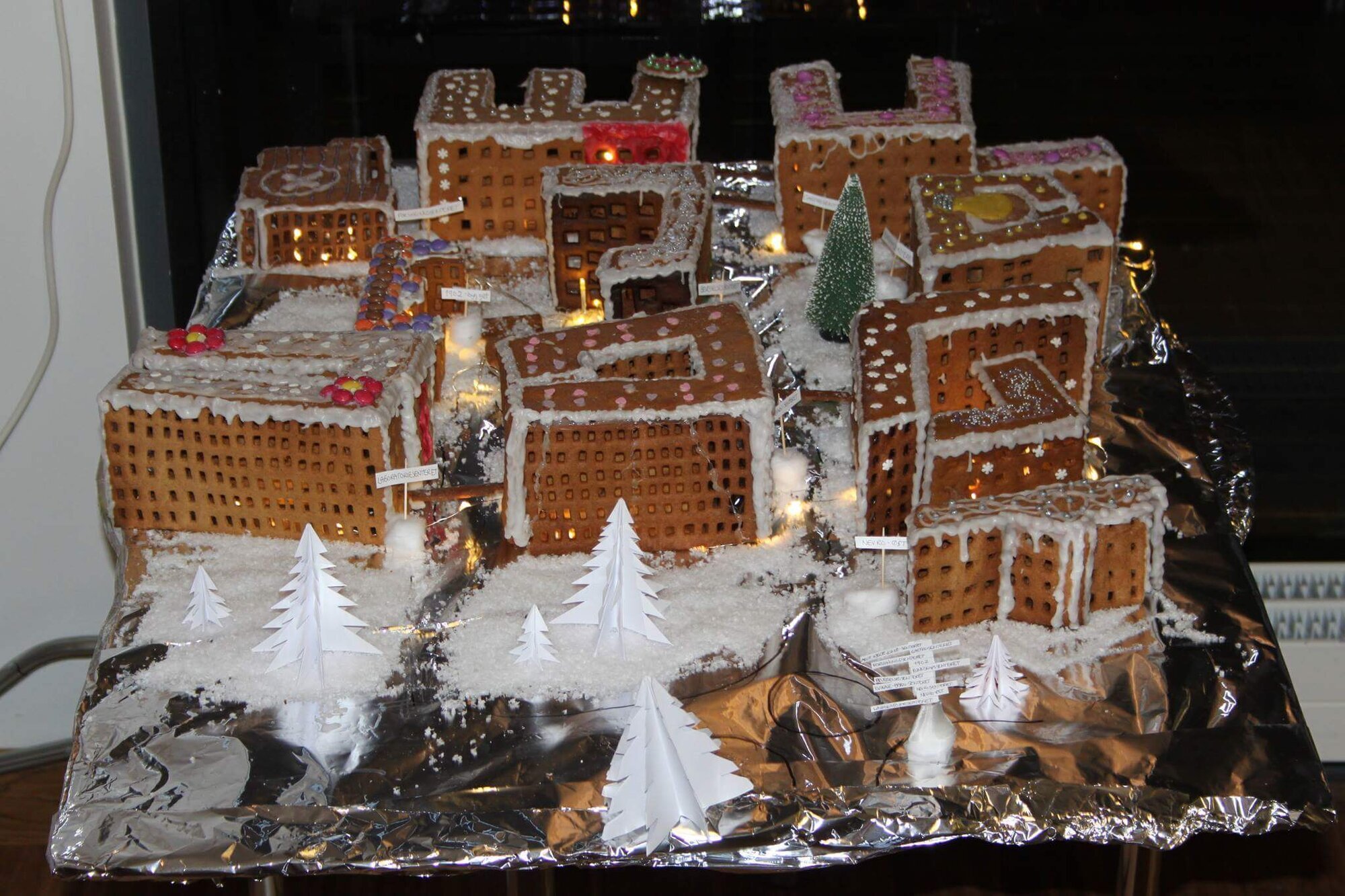 Pepperkakesykehuset, St. Olavs Hospital Bildet viser St. Olavs Hospital som pepperkakehus, pyntet med melisglasur, hjerter og nonstop.