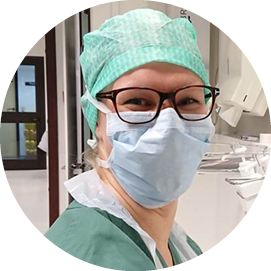 Viser en operasjonssykepleier som klargjør til operasjon