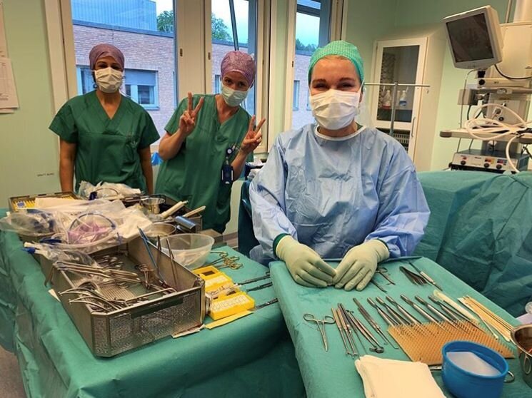 Bildet viser oppdekking av sterilt utstyr på operasjonsstuen.