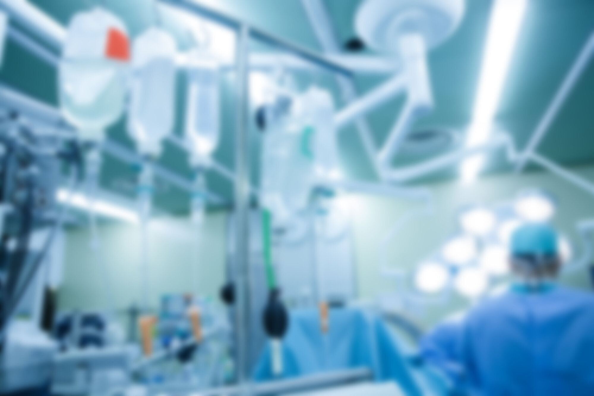 Oppvåkning på intensivavdeling, gjennom pasientens øyne. Et tåkete bilde av omgivelsene.