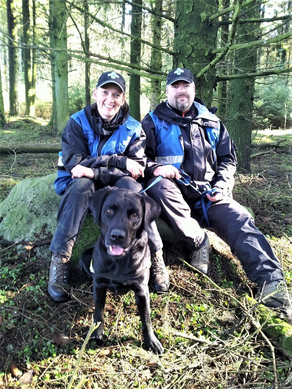 bildet viser Jannicke Rabben og mannen Ken med hunden Diesel.
