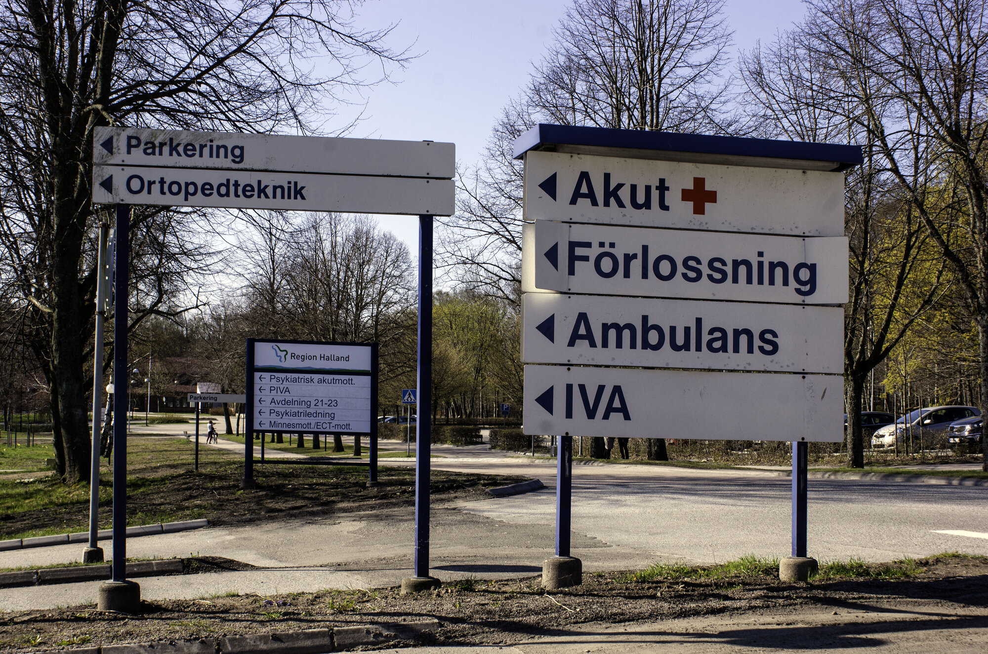 Bildet viser skilter foran sykehus i Sverige