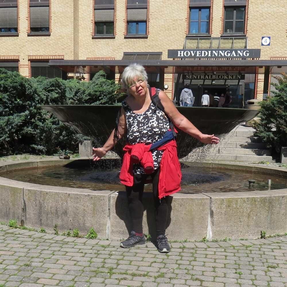 Bildet viser innleggsforfatter Gunn Pound foran kirurgblokka ved Oslo universitetssykehus