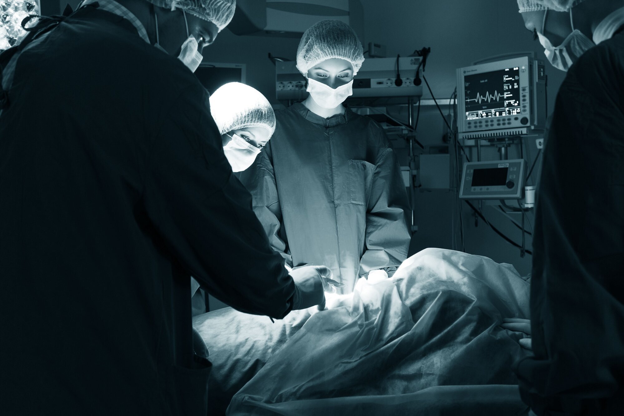 Foto fra operasjonssal hvor et team opererer en pasient
