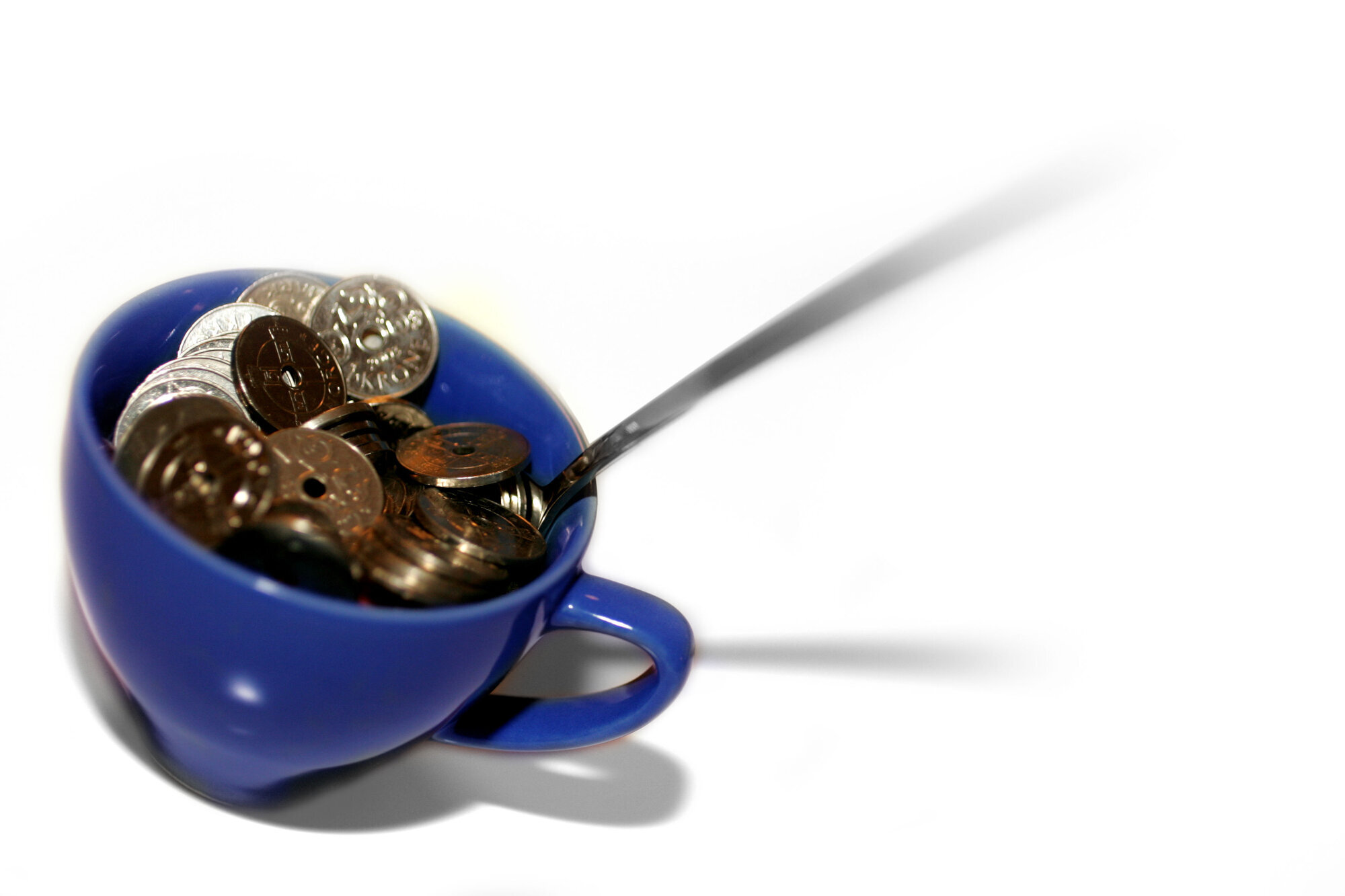 En blå kopp med kronestykker