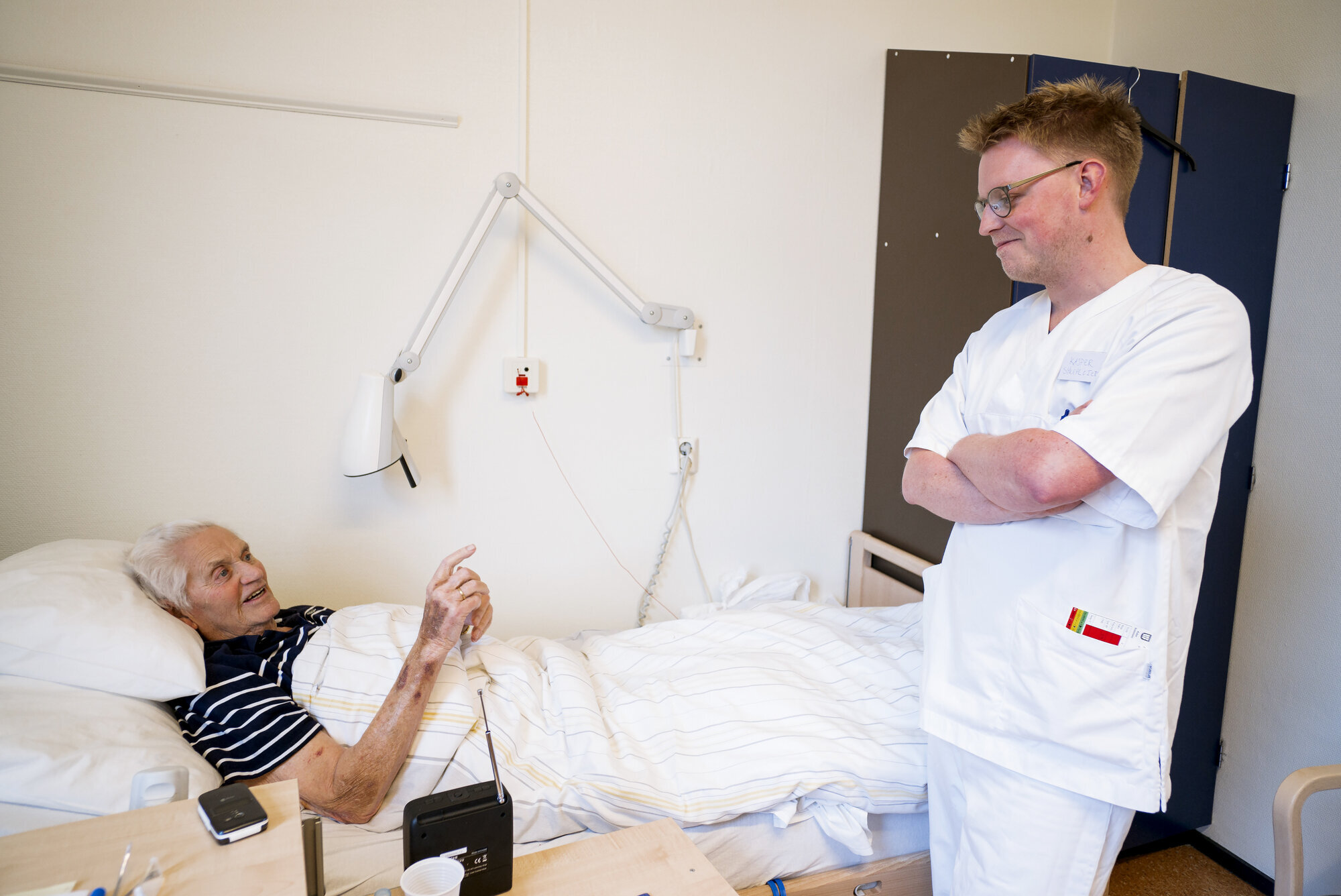 Bildet viser pasient Øistein Bakken og sykepleiervikar Kasper Vesterholm.