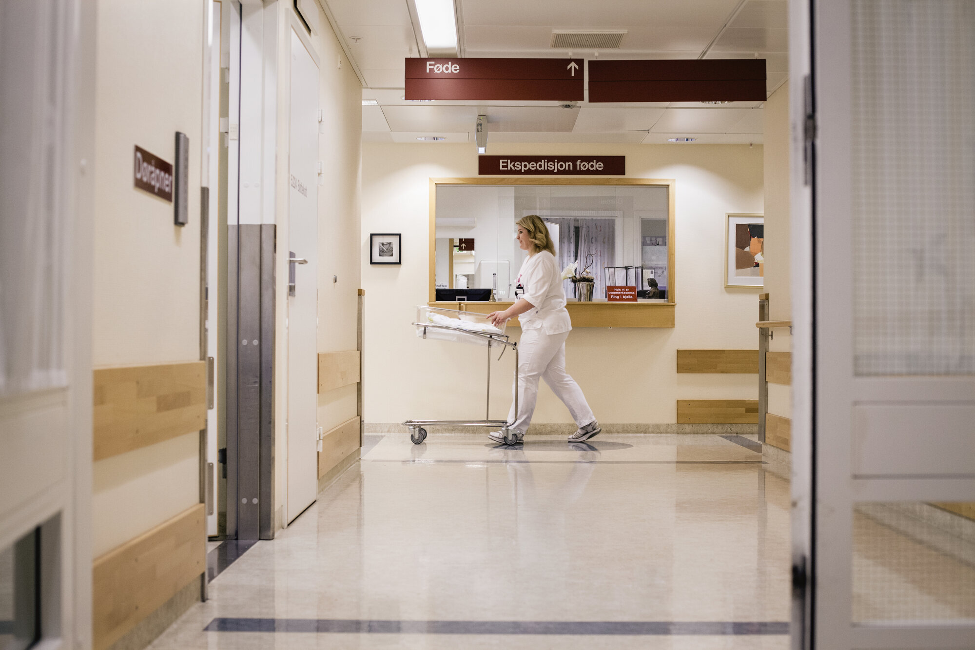 ALENE: Jordmødre kan oppleve emosjonell smerte når et barn dør. Noen føler at de må skjule sine følelser på jobb. Foto: Alexander Svanberg.