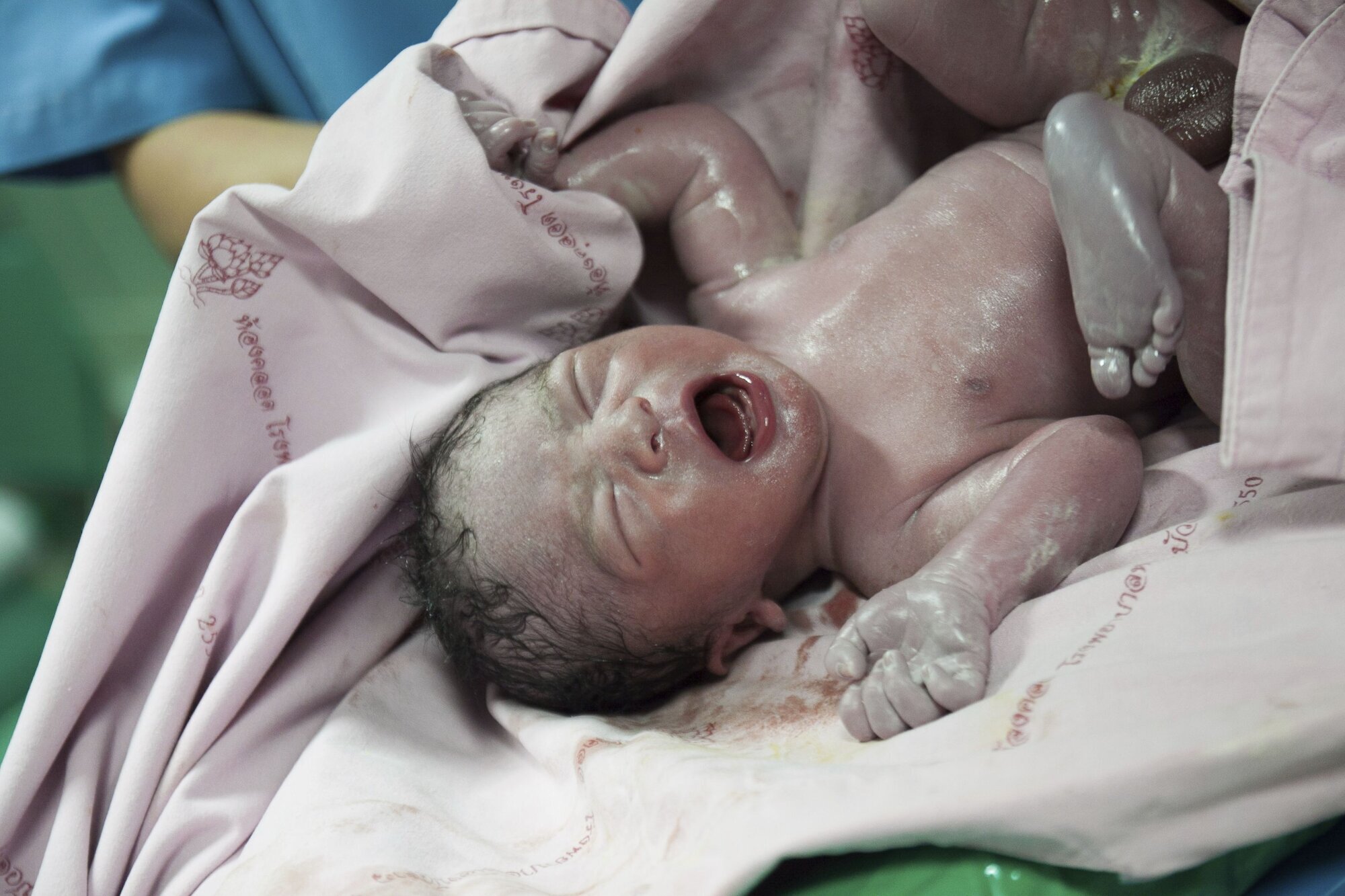 Nyfødt baby som skriker