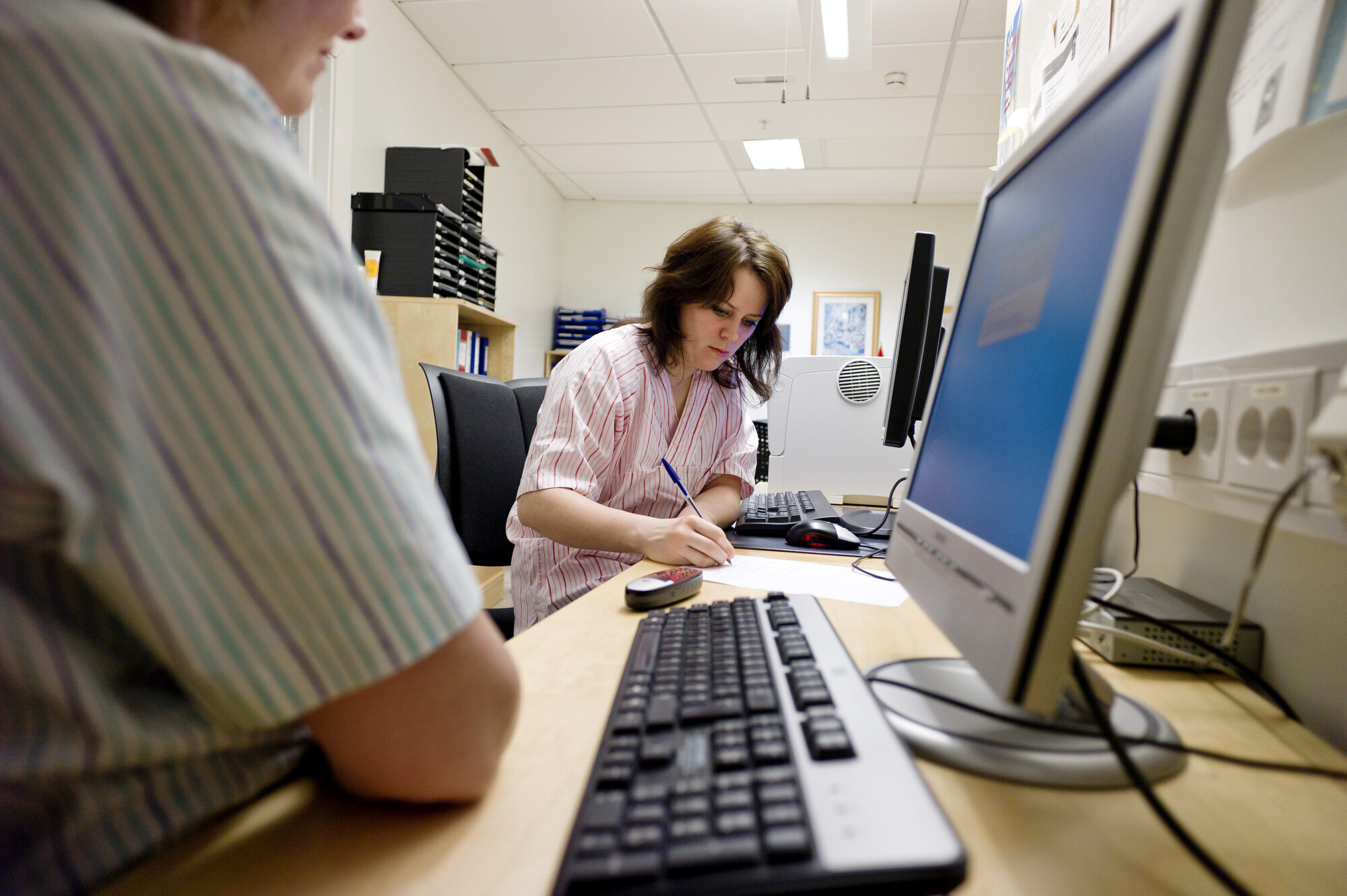 Sykepleiere som jobber med dokumentasjon 