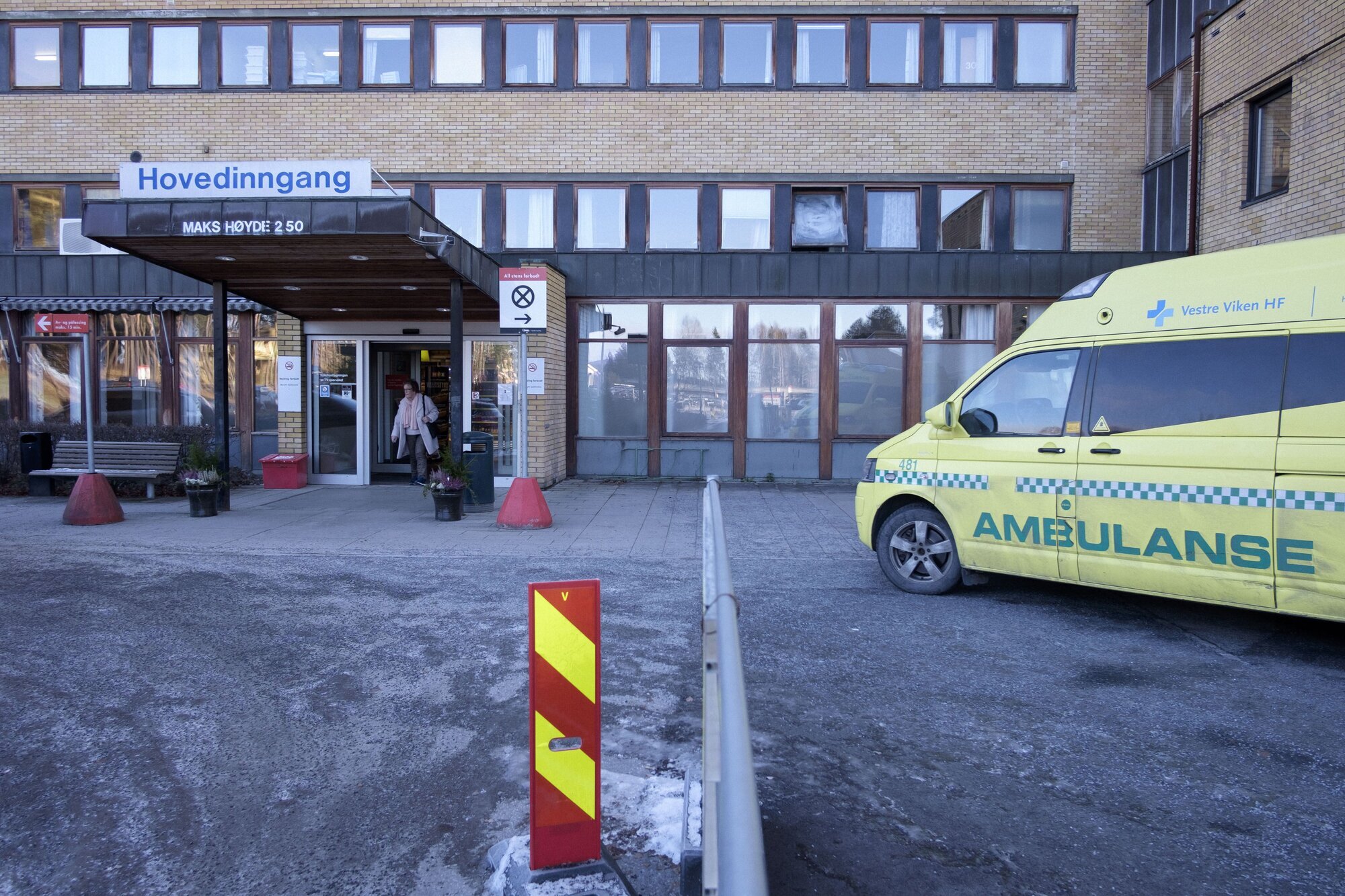 Bildet viser hovedinngangen til Ringerike sykehus