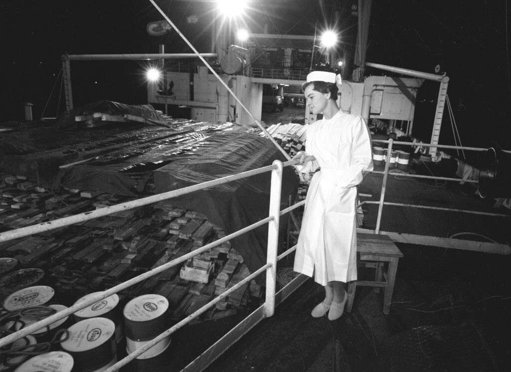 Bildet viser sykepleieren Esther Bergh (25) om bord i «Balaena» kvelden før avreise fra Tønsberg.