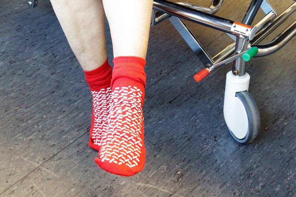 Bildet viser bein med  røde antisklisokker