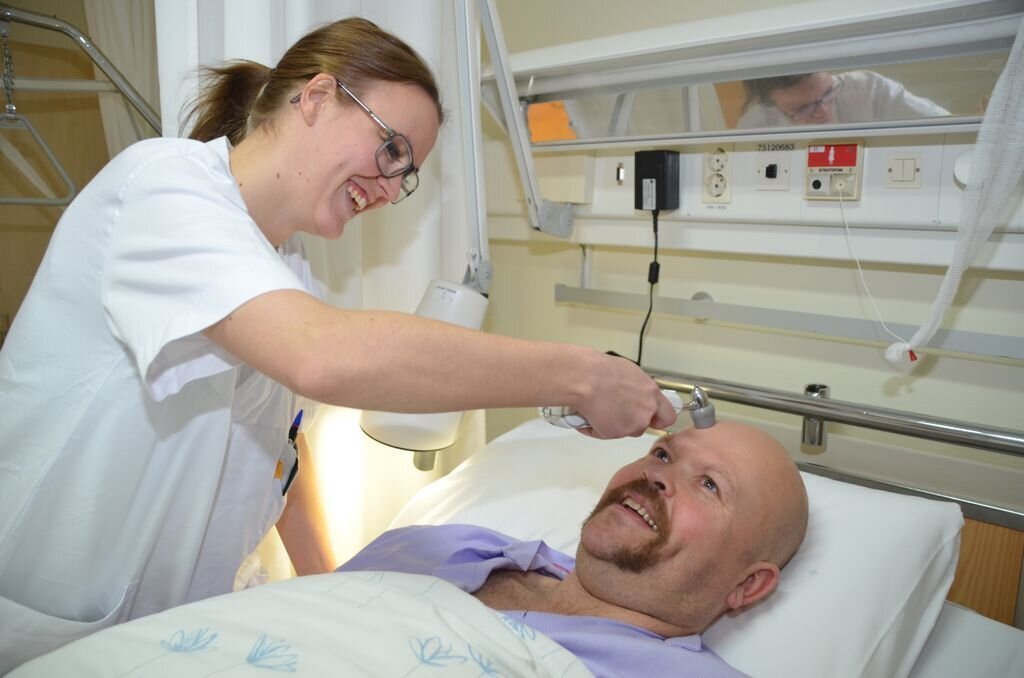 Bildet viser sykepleierstudent og pasient