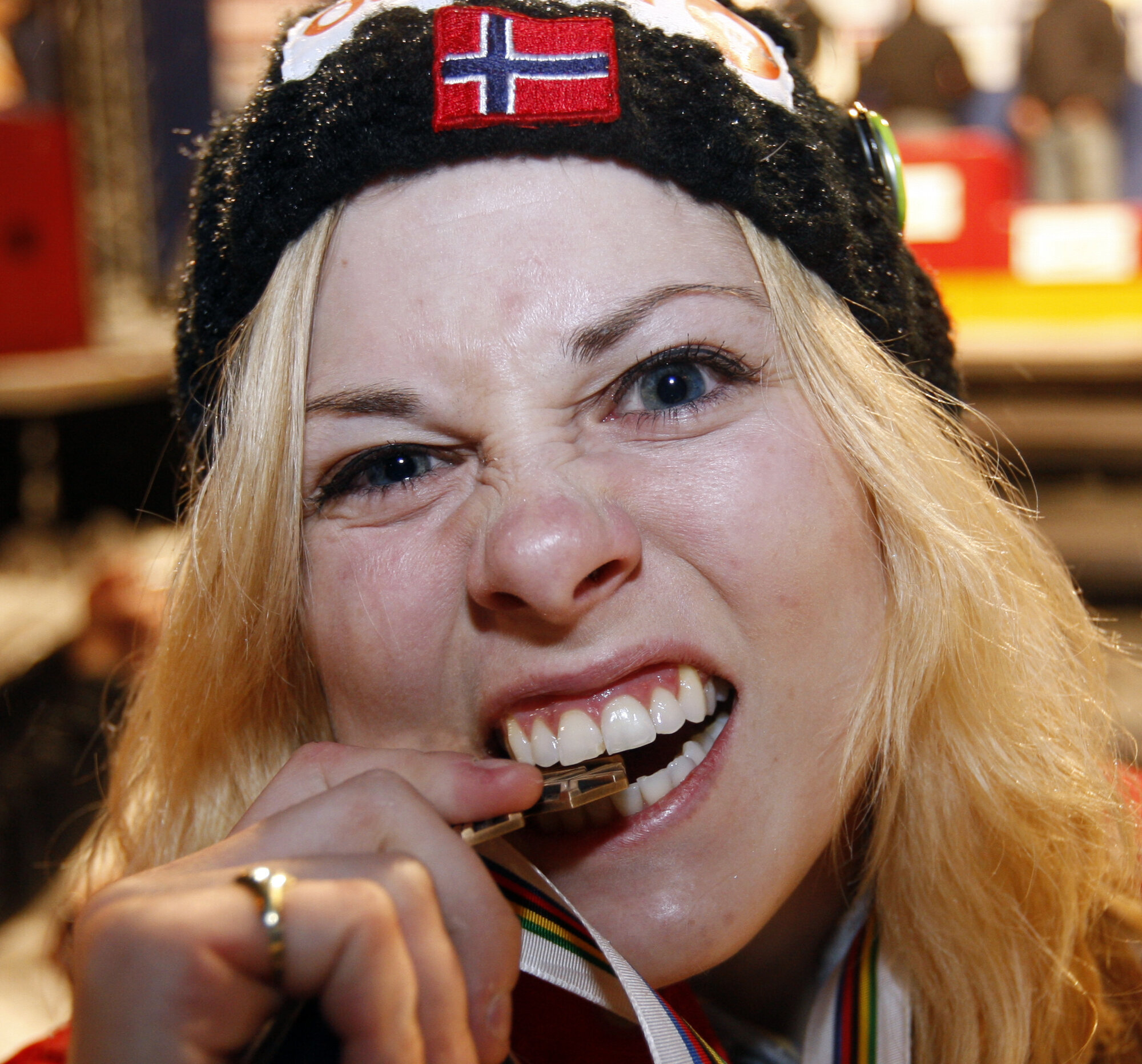 Bildet viser Anette Sagen med medaljen i munnen.