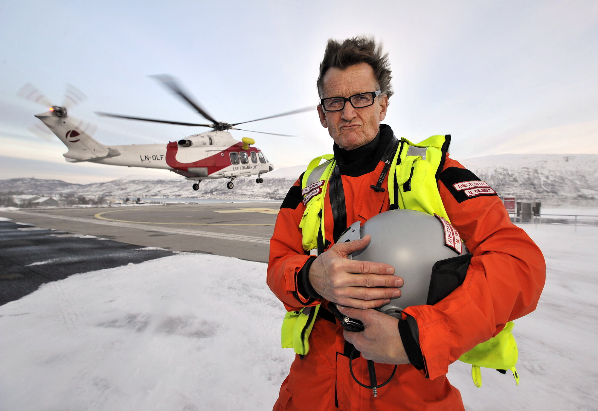 Mads Gilbert Bildet viser Mads Gilbert utstyrt for å fly i luftambulanse