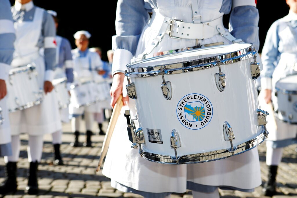 Bildet viser en tromme i forgrunnen og NSFs trommekorps i bakgrunnen.