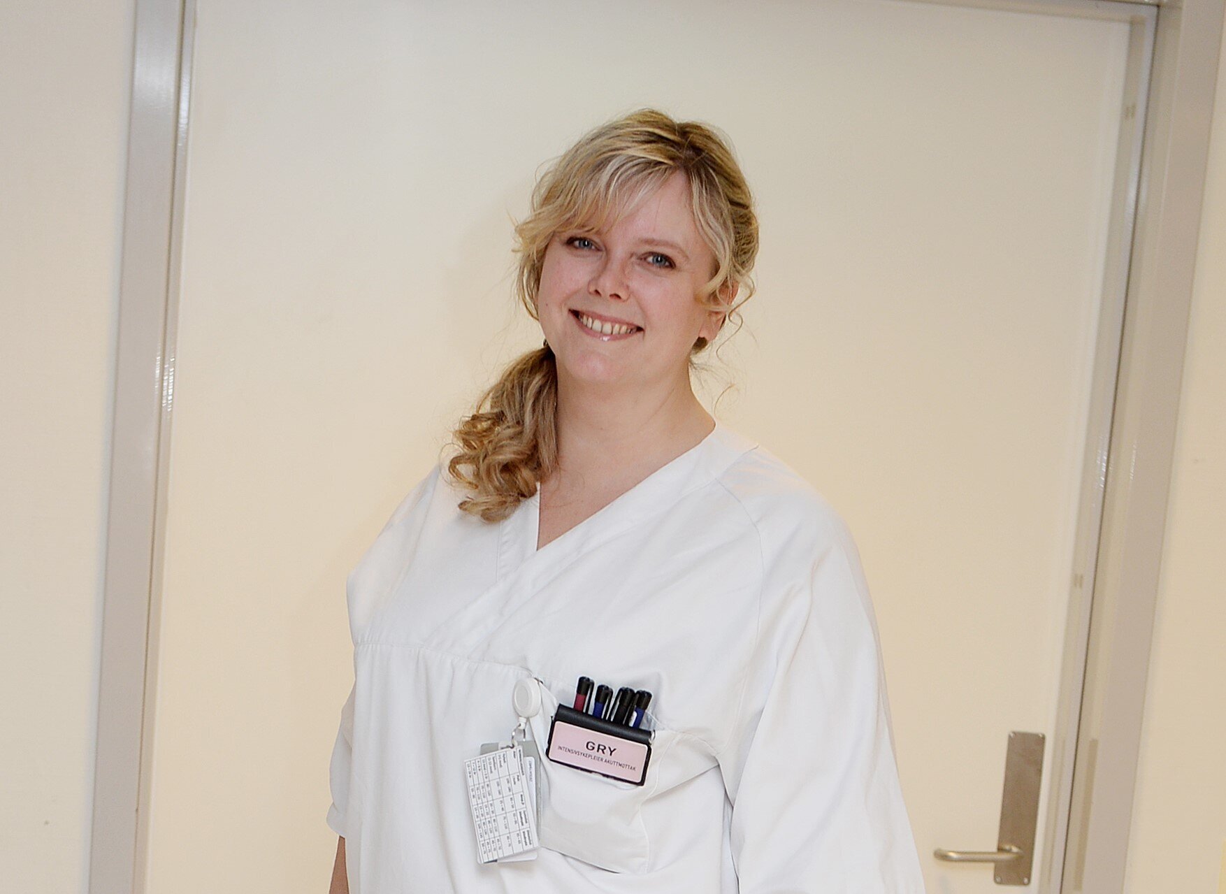 Bildet viser Gry Dølemo i sykepleieruniform.