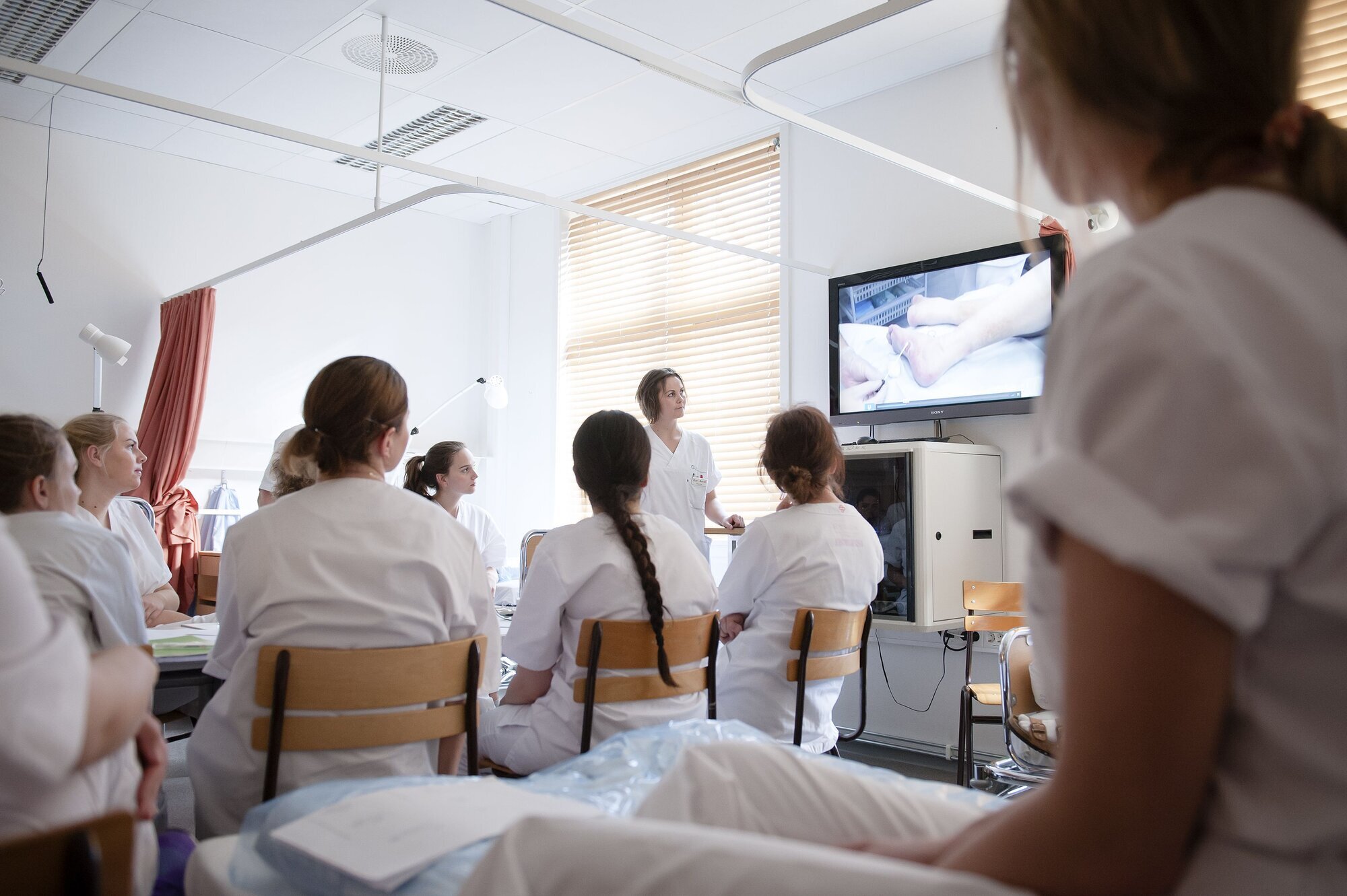 Bildet viser sykepleierstudenter som får praktisk undervisning