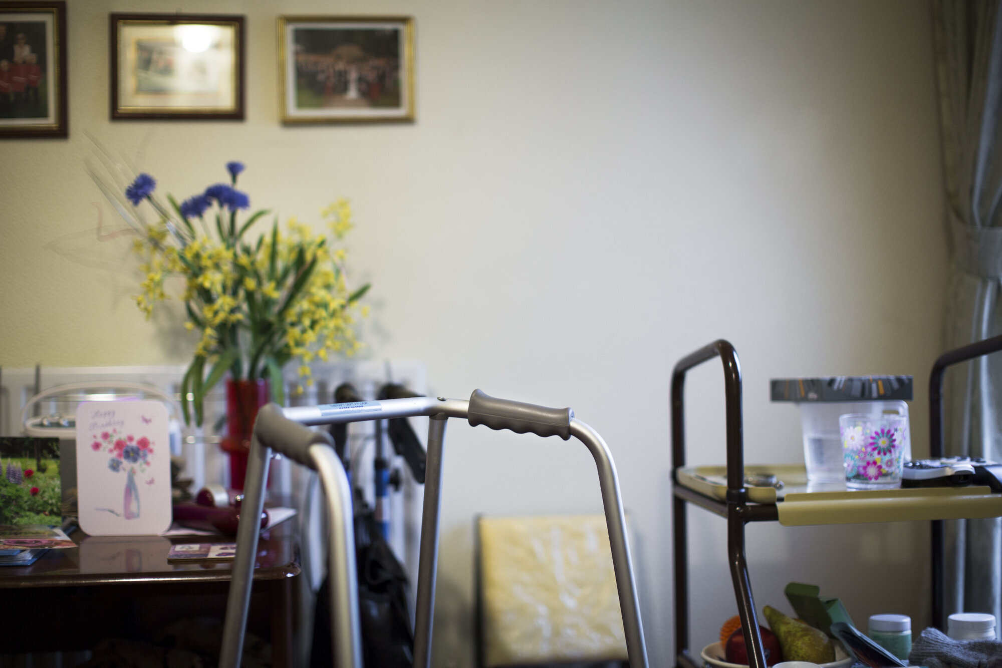 Bildet viser et rom på sykehjem der man kan se litt av rullatoren samt andre personlige eiendeler