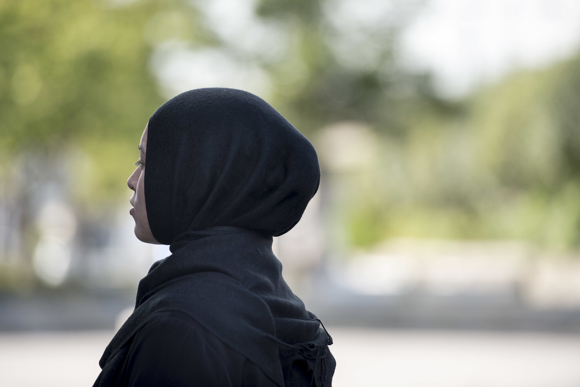 Bildet viser en kvinne med hijab, sett i profil bakfra.