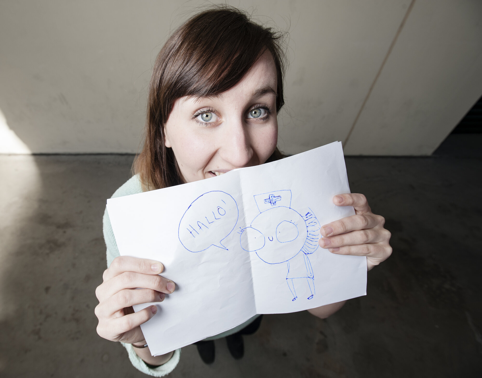 Bildet viser Hanne Sigbjørnsen som holder opp en tegning av Tegnehanne