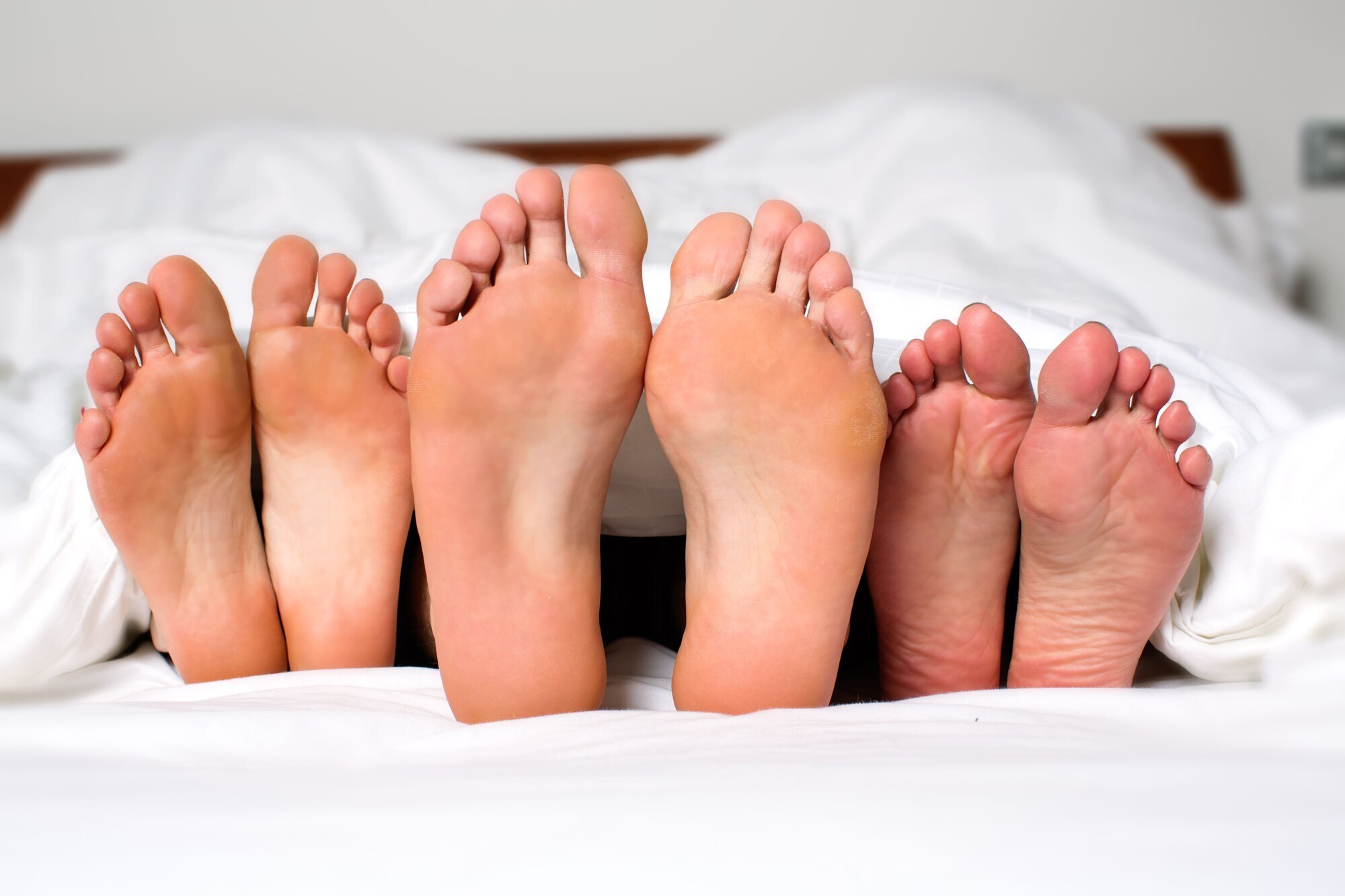 Tre par føtter under samme dyne