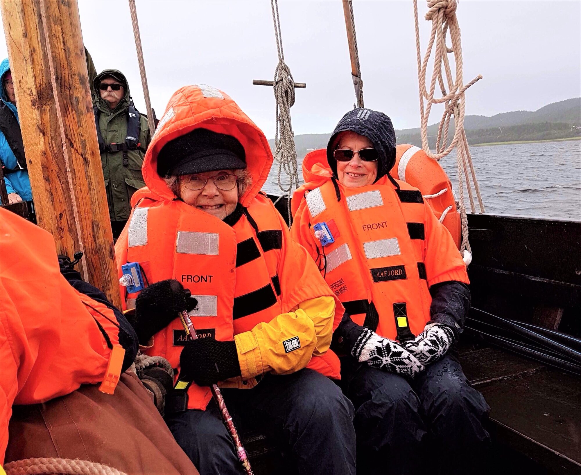 Bildet viser eldre på båttur