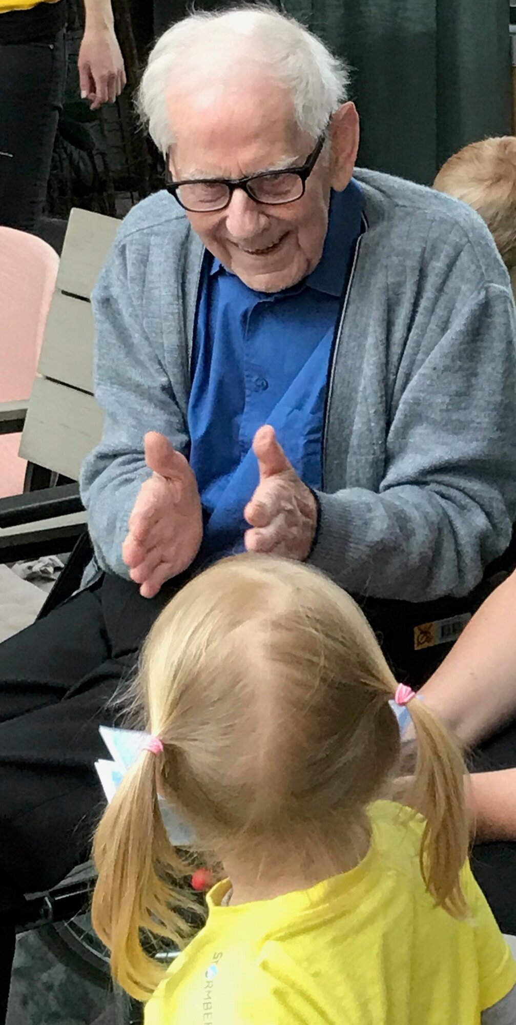 Bildet viser eldre mann som snakker med ei lita jenta